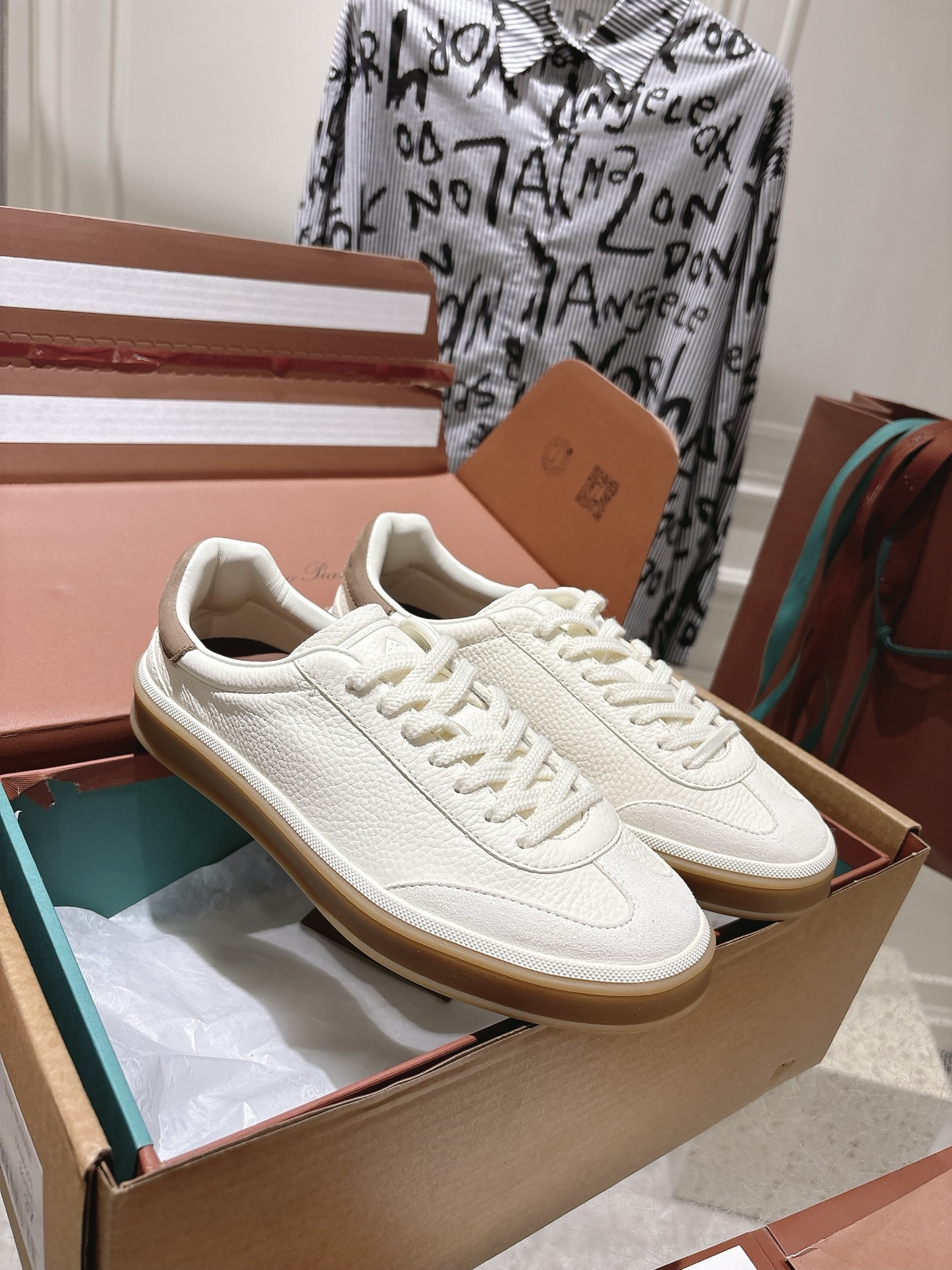
Loropiana Tennis Walk 德训运动鞋
这款Tennis Walk运动鞋采用粒面牛皮革制成，设计精致、灵活百搭，适合全年穿着。这款鞋履采用超低帮设计，搭配焦糖色杯型鞋底和米白色橡胶包边，呈现独特的双层鞋底视觉效果。Kummel色调鞋跟嵌饰也十分引人注目。鞋跟处饰有Kummel色嵌饰，鞋舌压印LP徽标，棉质系带开合，原版橡胶鞋底
材料：牛皮/牛反绒
码数：35-44（女41男38.45定制不退换）
