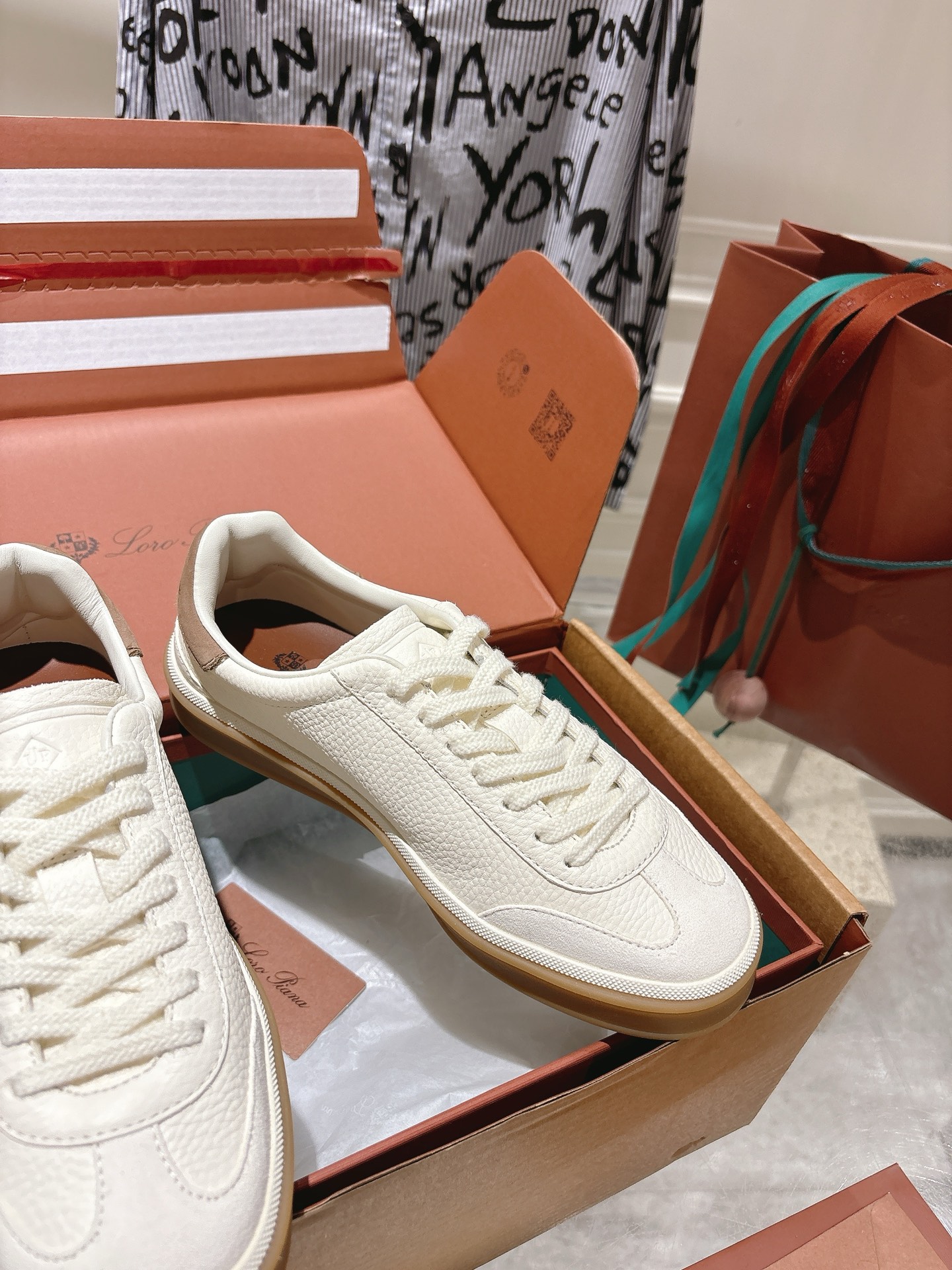 
Loropiana Tennis Walk 德训运动鞋
这款Tennis Walk运动鞋采用粒面牛皮革制成，设计精致、灵活百搭，适合全年穿着。这款鞋履采用超低帮设计，搭配焦糖色杯型鞋底和米白色橡胶包边，呈现独特的双层鞋底视觉效果。Kummel色调鞋跟嵌饰也十分引人注目。鞋跟处饰有Kummel色嵌饰，鞋舌压印LP徽标，棉质系带开合，原版橡胶鞋底
材料：牛皮/牛反绒
码数：35-44（女41男38.45定制不退换）