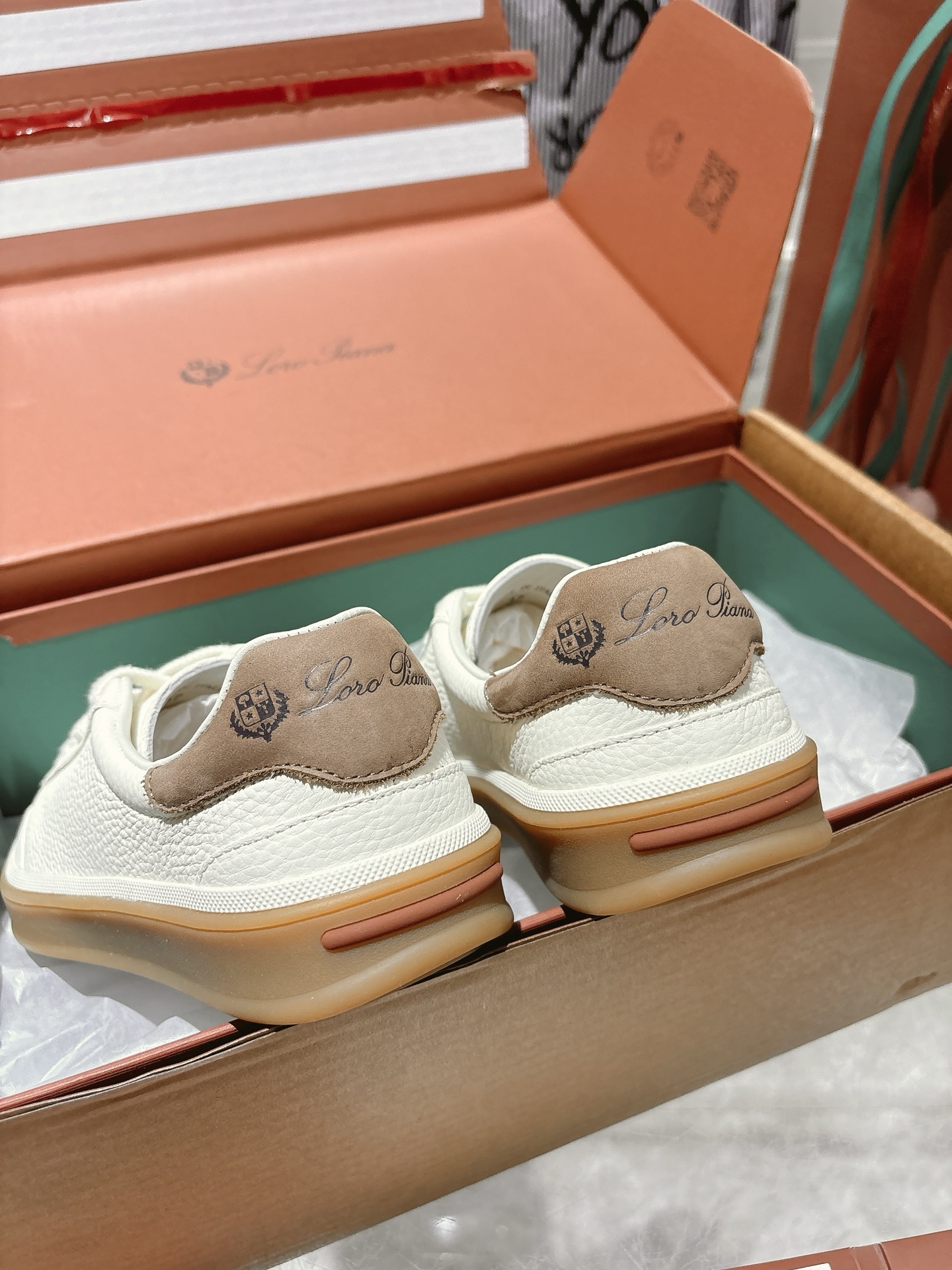 
Loropiana Tennis Walk 德训运动鞋
这款Tennis Walk运动鞋采用粒面牛皮革制成，设计精致、灵活百搭，适合全年穿着。这款鞋履采用超低帮设计，搭配焦糖色杯型鞋底和米白色橡胶包边，呈现独特的双层鞋底视觉效果。Kummel色调鞋跟嵌饰也十分引人注目。鞋跟处饰有Kummel色嵌饰，鞋舌压印LP徽标，棉质系带开合，原版橡胶鞋底
材料：牛皮/牛反绒
码数：35-44（女41男38.45定制不退换）