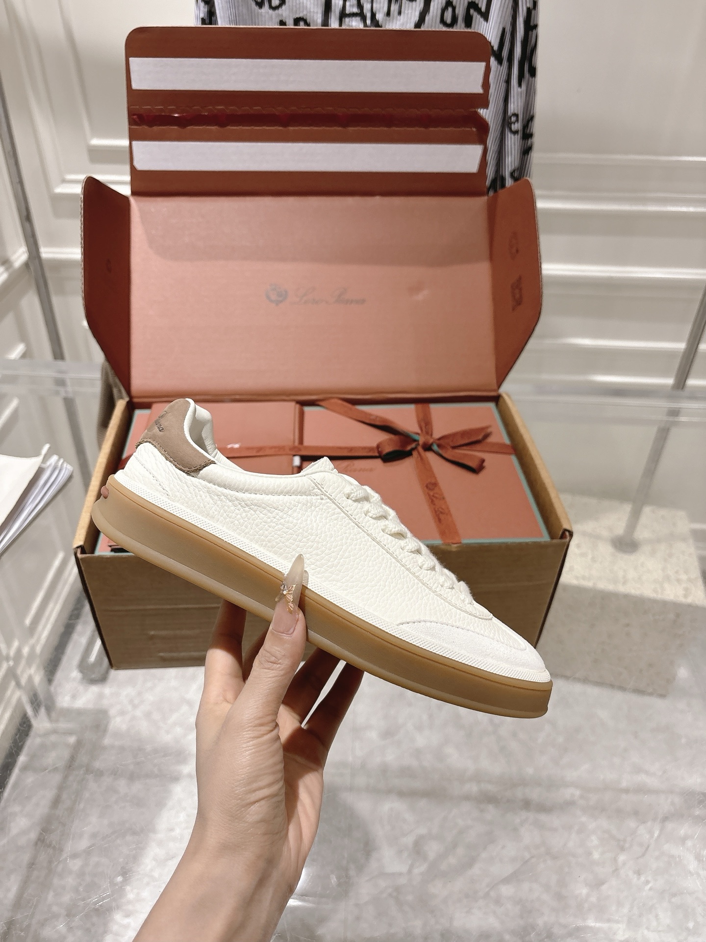 
Loropiana Tennis Walk 德训运动鞋
这款Tennis Walk运动鞋采用粒面牛皮革制成，设计精致、灵活百搭，适合全年穿着。这款鞋履采用超低帮设计，搭配焦糖色杯型鞋底和米白色橡胶包边，呈现独特的双层鞋底视觉效果。Kummel色调鞋跟嵌饰也十分引人注目。鞋跟处饰有Kummel色嵌饰，鞋舌压印LP徽标，棉质系带开合，原版橡胶鞋底
材料：牛皮/牛反绒
码数：35-44（女41男38.45定制不退换）