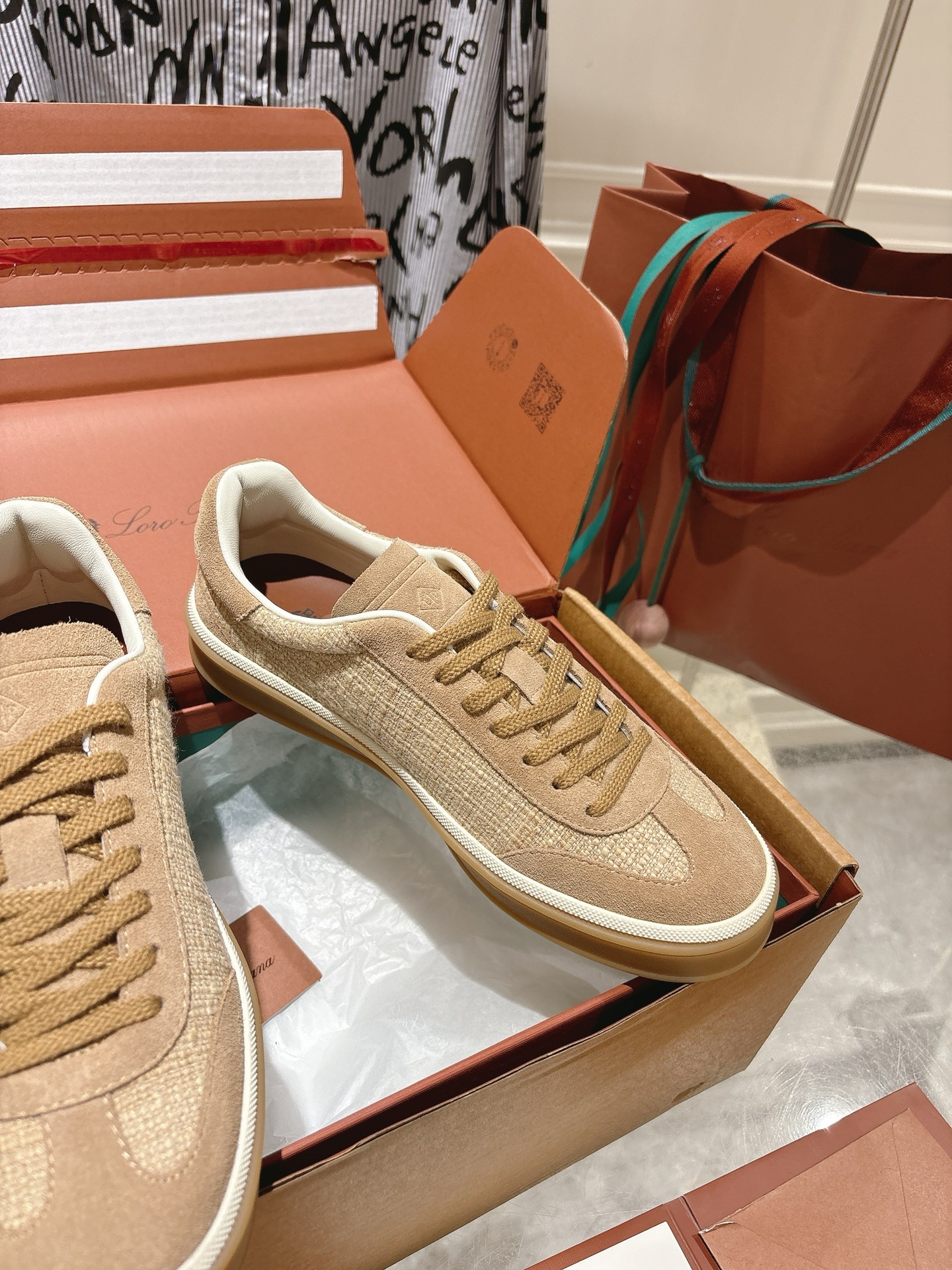 
Loropiana Tennis Walk 德训运动鞋
这款Tennis Walk运动鞋采用粒面牛皮革制成，设计精致、灵活百搭，适合全年穿着。这款鞋履采用超低帮设计，搭配焦糖色杯型鞋底和米白色橡胶包边，呈现独特的双层鞋底视觉效果。Kummel色调鞋跟嵌饰也十分引人注目。鞋跟处饰有Kummel色嵌饰，鞋舌压印LP徽标，棉质系带开合，原版橡胶鞋底
材料：牛皮/牛反绒
码数：35-44（女41男38.45定制不退换）