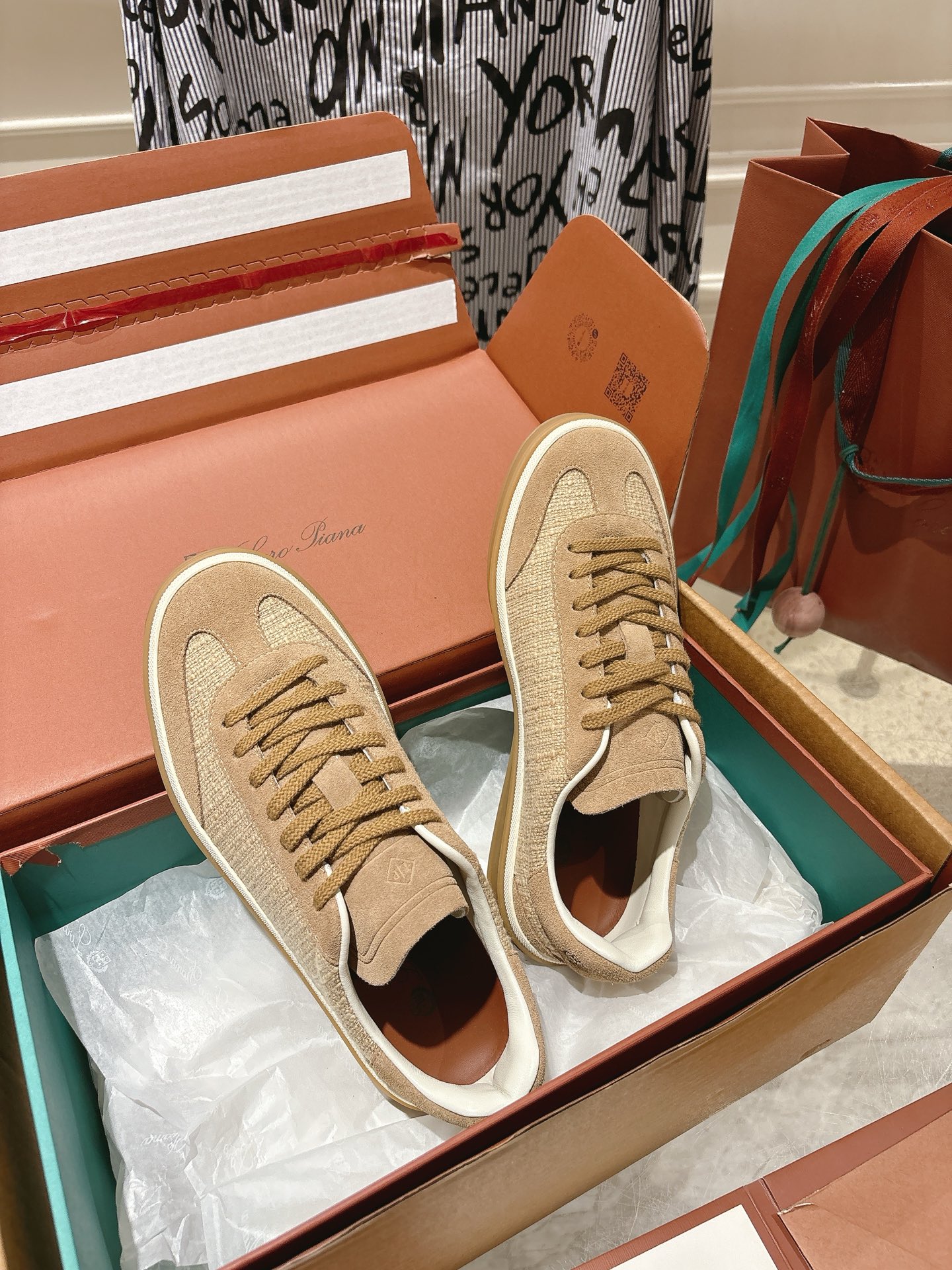 
Loropiana Tennis Walk 德训运动鞋
这款Tennis Walk运动鞋采用粒面牛皮革制成，设计精致、灵活百搭，适合全年穿着。这款鞋履采用超低帮设计，搭配焦糖色杯型鞋底和米白色橡胶包边，呈现独特的双层鞋底视觉效果。Kummel色调鞋跟嵌饰也十分引人注目。鞋跟处饰有Kummel色嵌饰，鞋舌压印LP徽标，棉质系带开合，原版橡胶鞋底
材料：牛皮/牛反绒
码数：35-44（女41男38.45定制不退换）