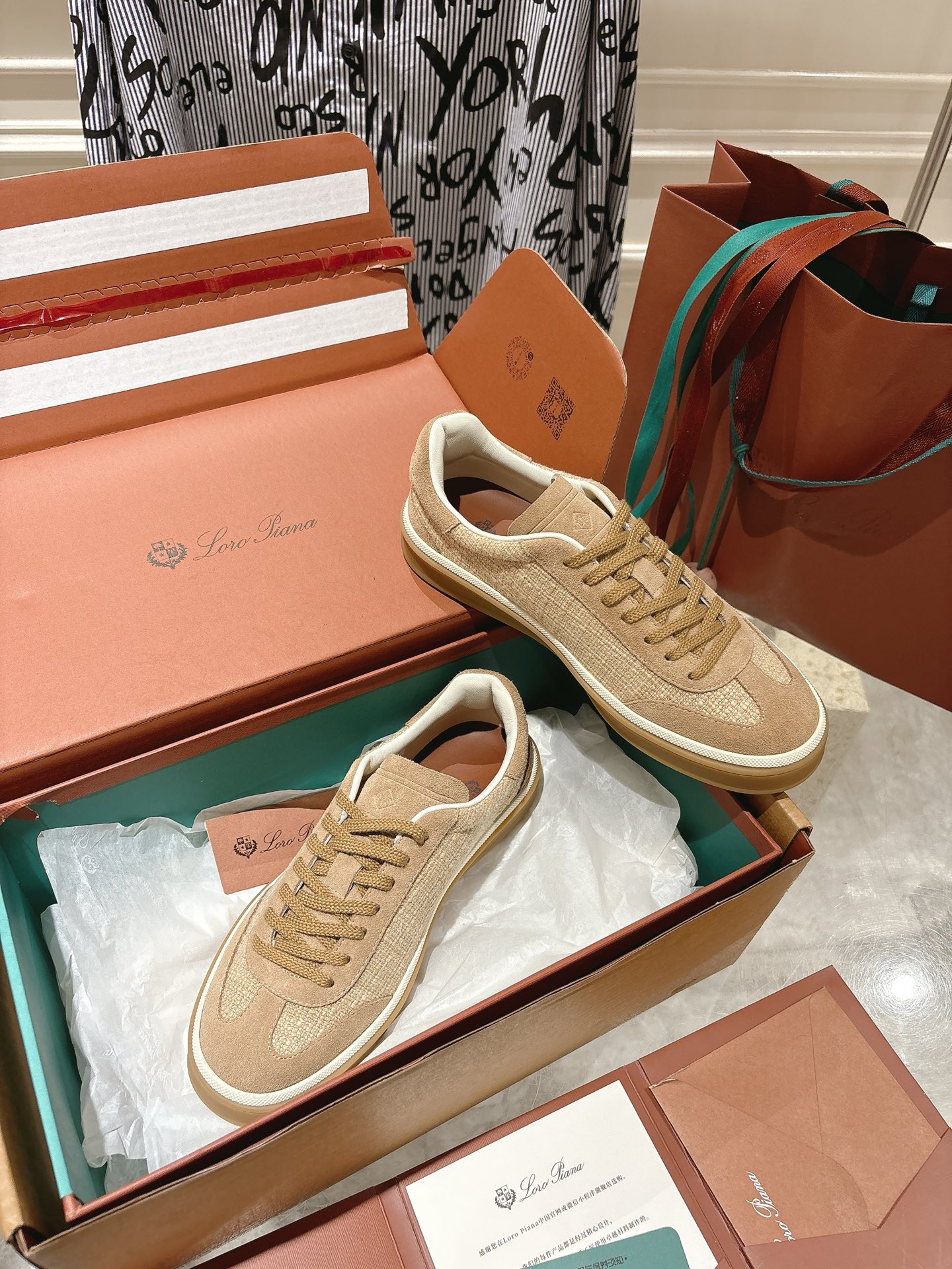
Loropiana Tennis Walk 德训运动鞋
这款Tennis Walk运动鞋采用粒面牛皮革制成，设计精致、灵活百搭，适合全年穿着。这款鞋履采用超低帮设计，搭配焦糖色杯型鞋底和米白色橡胶包边，呈现独特的双层鞋底视觉效果。Kummel色调鞋跟嵌饰也十分引人注目。鞋跟处饰有Kummel色嵌饰，鞋舌压印LP徽标，棉质系带开合，原版橡胶鞋底
材料：牛皮/牛反绒
码数：35-44（女41男38.45定制不退换）