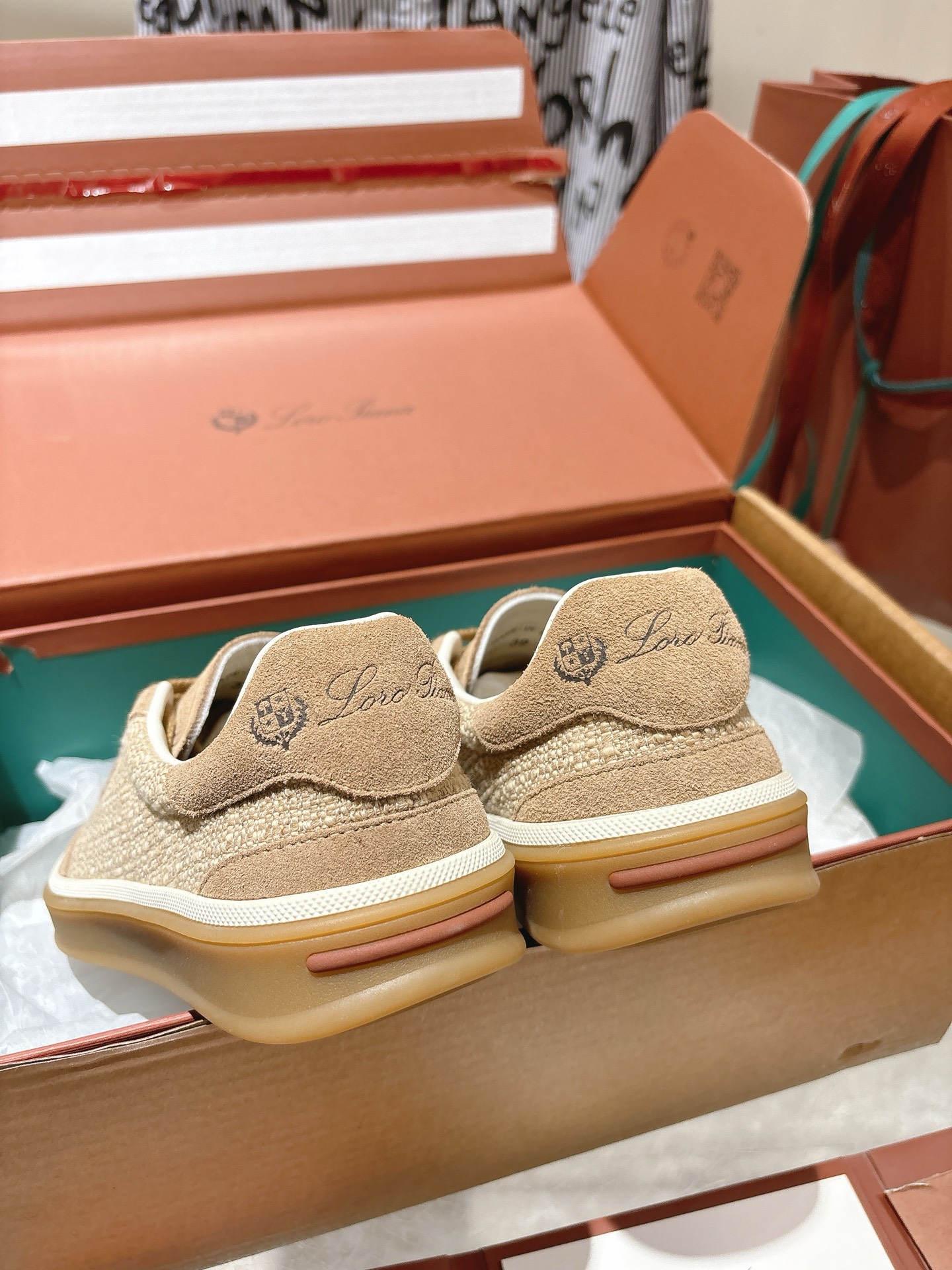 
Loropiana Tennis Walk 德训运动鞋
这款Tennis Walk运动鞋采用粒面牛皮革制成，设计精致、灵活百搭，适合全年穿着。这款鞋履采用超低帮设计，搭配焦糖色杯型鞋底和米白色橡胶包边，呈现独特的双层鞋底视觉效果。Kummel色调鞋跟嵌饰也十分引人注目。鞋跟处饰有Kummel色嵌饰，鞋舌压印LP徽标，棉质系带开合，原版橡胶鞋底
材料：牛皮/牛反绒
码数：35-44（女41男38.45定制不退换）