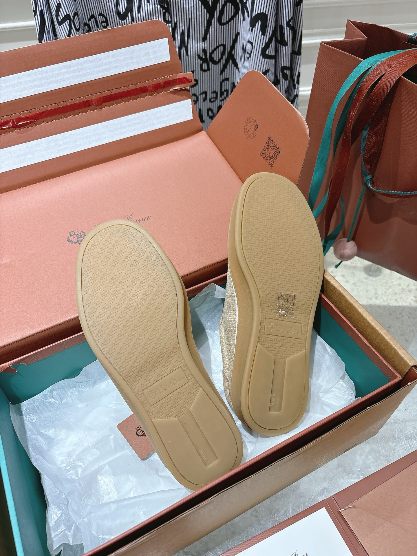 
Loropiana Tennis Walk 德训运动鞋
这款Tennis Walk运动鞋采用粒面牛皮革制成，设计精致、灵活百搭，适合全年穿着。这款鞋履采用超低帮设计，搭配焦糖色杯型鞋底和米白色橡胶包边，呈现独特的双层鞋底视觉效果。Kummel色调鞋跟嵌饰也十分引人注目。鞋跟处饰有Kummel色嵌饰，鞋舌压印LP徽标，棉质系带开合，原版橡胶鞋底
材料：牛皮/牛反绒
码数：35-44（女41男38.45定制不退换）