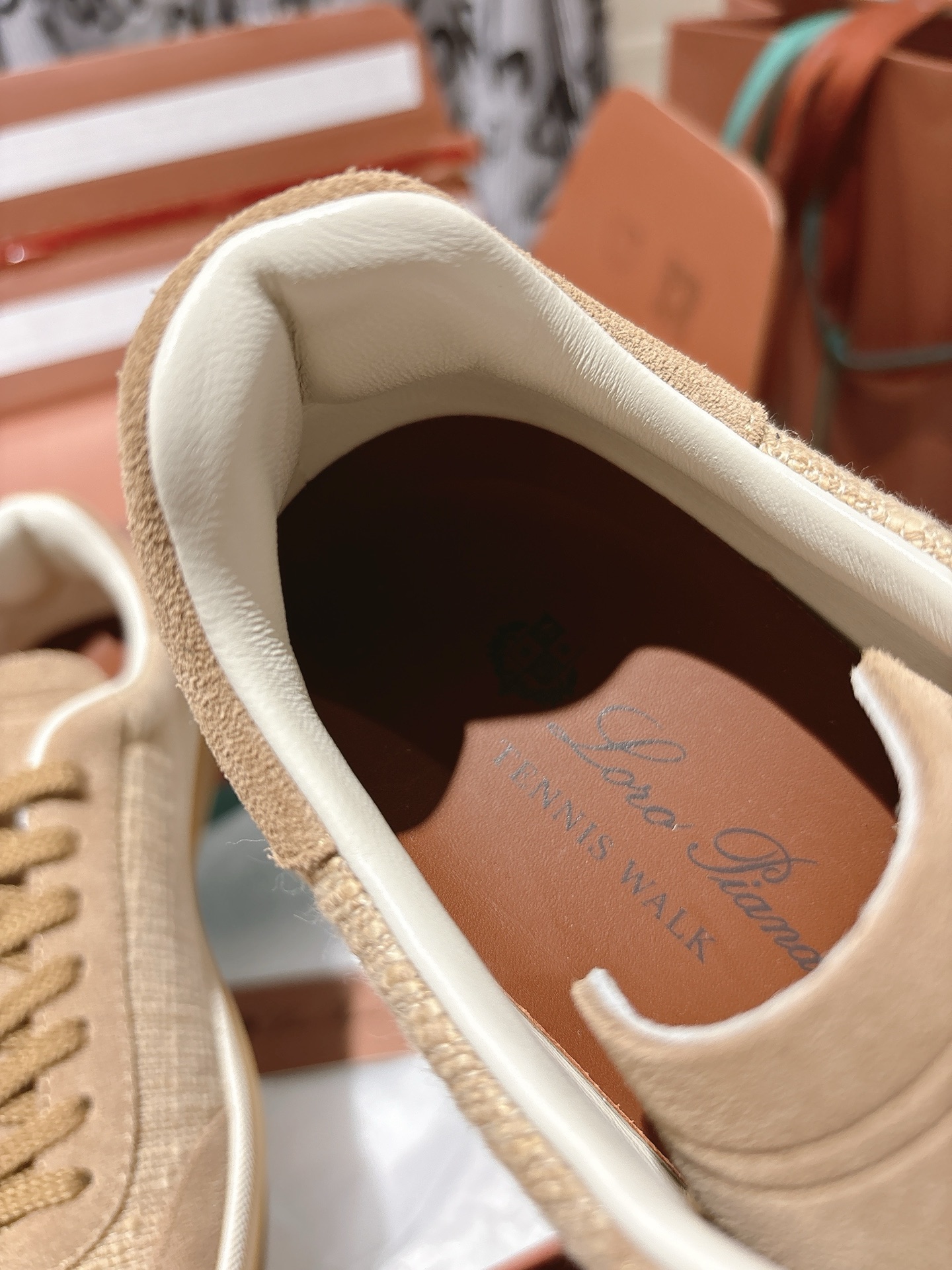 
Loropiana Tennis Walk 德训运动鞋
这款Tennis Walk运动鞋采用粒面牛皮革制成，设计精致、灵活百搭，适合全年穿着。这款鞋履采用超低帮设计，搭配焦糖色杯型鞋底和米白色橡胶包边，呈现独特的双层鞋底视觉效果。Kummel色调鞋跟嵌饰也十分引人注目。鞋跟处饰有Kummel色嵌饰，鞋舌压印LP徽标，棉质系带开合，原版橡胶鞋底
材料：牛皮/牛反绒
码数：35-44（女41男38.45定制不退换）