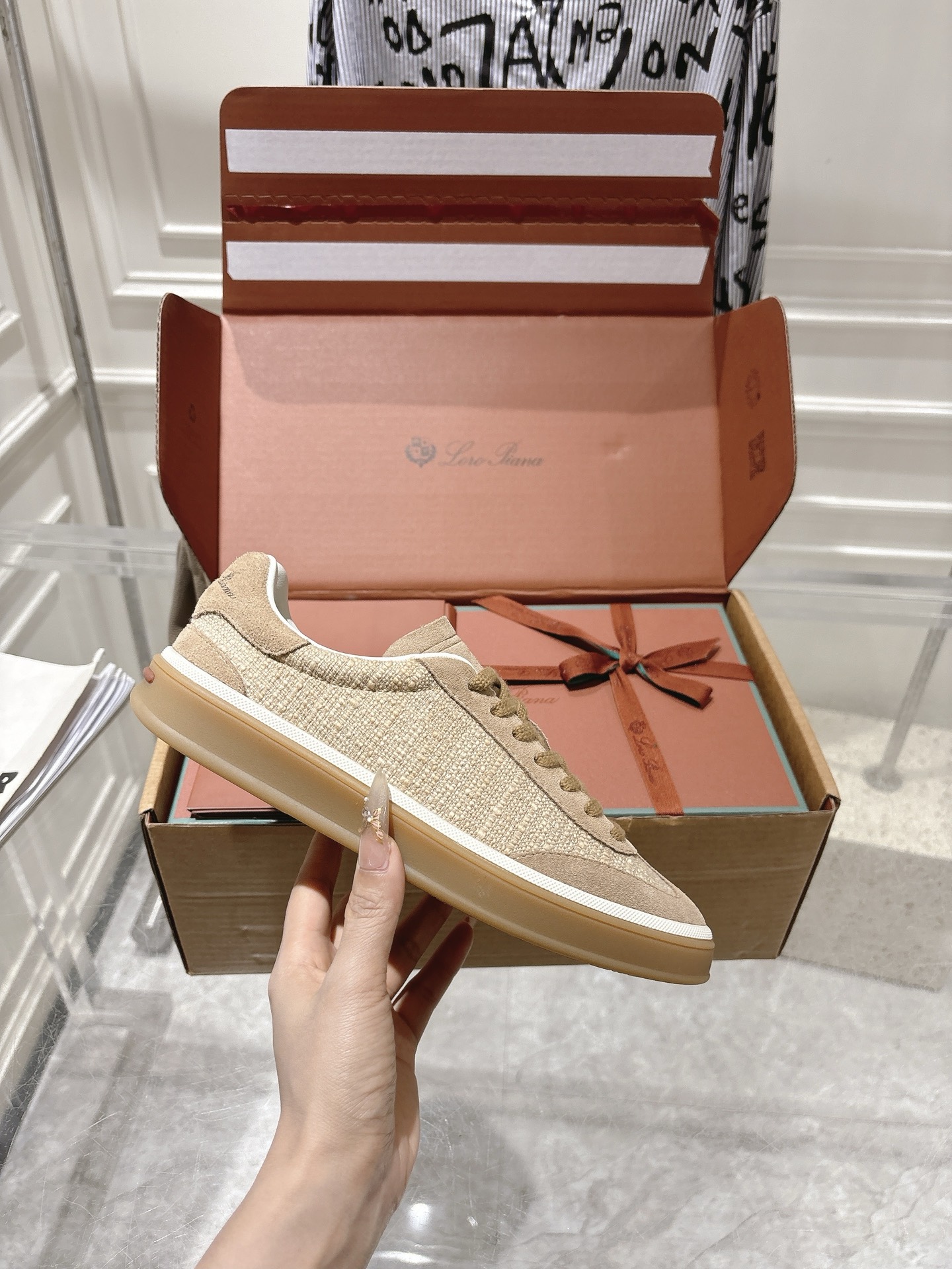 
Loropiana Tennis Walk 德训运动鞋
这款Tennis Walk运动鞋采用粒面牛皮革制成，设计精致、灵活百搭，适合全年穿着。这款鞋履采用超低帮设计，搭配焦糖色杯型鞋底和米白色橡胶包边，呈现独特的双层鞋底视觉效果。Kummel色调鞋跟嵌饰也十分引人注目。鞋跟处饰有Kummel色嵌饰，鞋舌压印LP徽标，棉质系带开合，原版橡胶鞋底
材料：牛皮/牛反绒
码数：35-44（女41男38.45定制不退换）