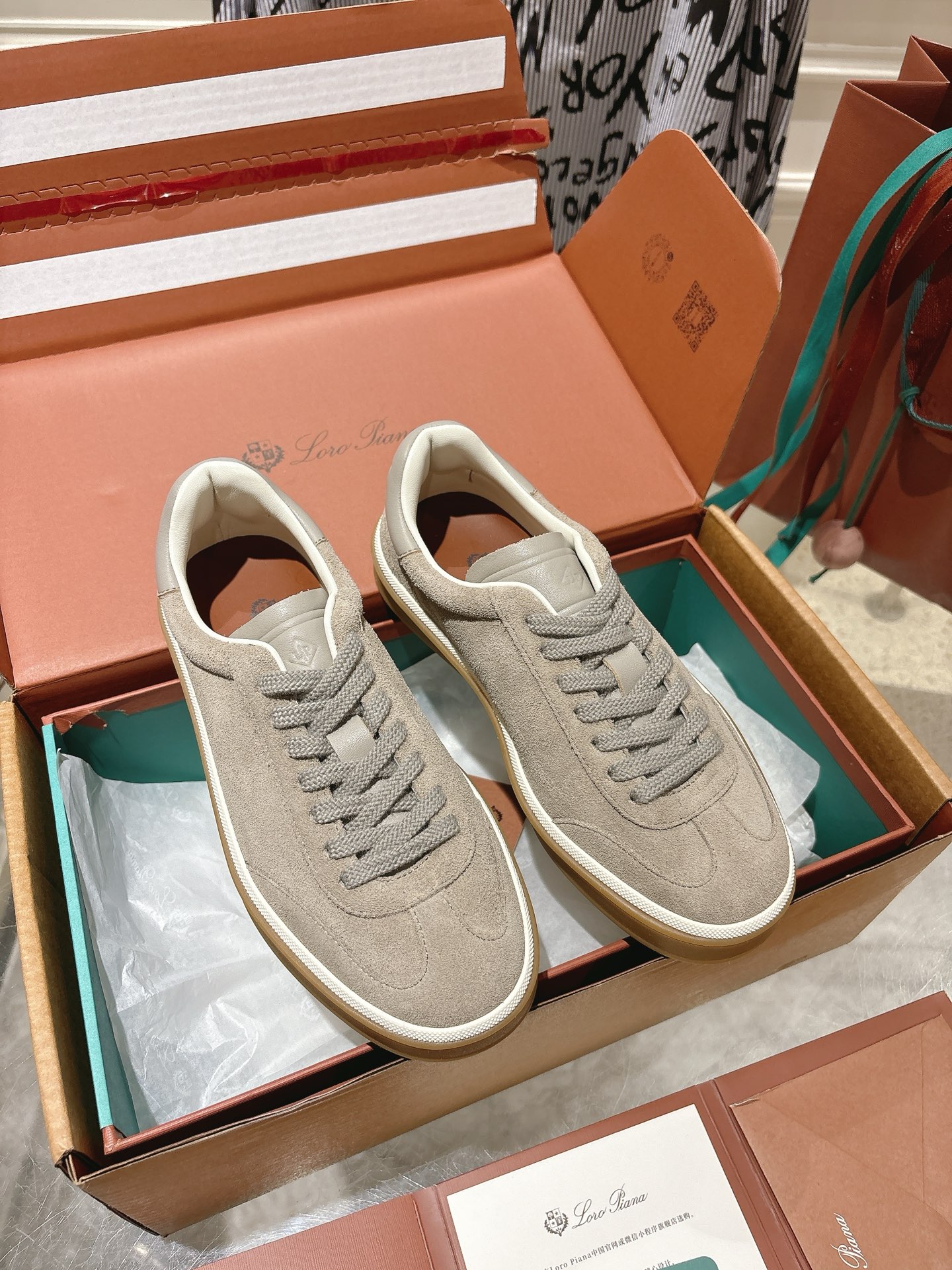 NO:616334,Loropiana Tennis Walk These Tennis Walk sneakers are crafted from grained calf leather for a refined, versatile design that's perfect for year-round wear. The shoe features an ultra-low-top design with a caramel cup sole and off-white rubber edging for a unique double-sole look. The Kummel-toned heel insert is also eye-catching. Kummel-colored inserts at the heel, LP logo embossed on the tongue, cotton lace-up closure, and original rubber sole  Material cowhide/cow suede, code number 35-44 (female 41, male 38.45, customized, non-refundable), casual shoes/sports shoes, loro piana, loro piana, sneakers, cowhide19860909Loropiana Tennis Walk 德训运动鞋 这款Tennis Walk运动鞋采用粒面牛皮革制成,设计精致、灵活百搭,适合全年穿着.这款鞋履采用超低帮设计,搭配焦糖色杯型鞋底和米白色橡胶包边,呈现独特的双层鞋底视觉效果.Kummel色调鞋跟嵌饰也十分引人注目.鞋跟处饰有Kummel色嵌饰,鞋舌压印LP徽标,棉质系带开合,原版橡胶鞋底 材料牛皮/牛反绒 码数35-44（女41男38.45定制不退换）,休闲鞋/运动鞋,loro piana,loro piana,sneakers,cowhide,Women's Shoes