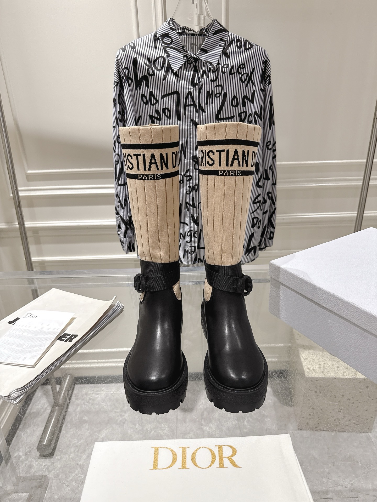 NO:616328,: Dior Dior autumn and winter classic knight boots, many celebrities and Internet celebrities have planted grass. They are fashionable and trendy at the same time. They are cool and handsome boots. Not only are they beautiful and brand-recognizable, but the three-dimensional sense of the embroidery is also superb!  Imported fly woven fabric + imported first-layer cowhide + silk sheepskin lining, rubber non-slip wear-resistant sole, original full set of packaging, code size 35-40, boots, dior, dior, boots, cowhide, sheepskin19860909:Dior迪奥秋冬经典骑士靴,超多明星网红种草 时尚与潮流同时拥有,可酷可帅的一款靴子,不仅颜值爆棚有品牌辨识度,刺绣的立体感也是超A哒！进口飞织面料+进口头层牛皮+丝绸羊皮里,橡胶防滑耐磨底 原版全套包装 码数35-40,靴子,dior,dior,boots,cowhide,sheepskin,Women's Shoes