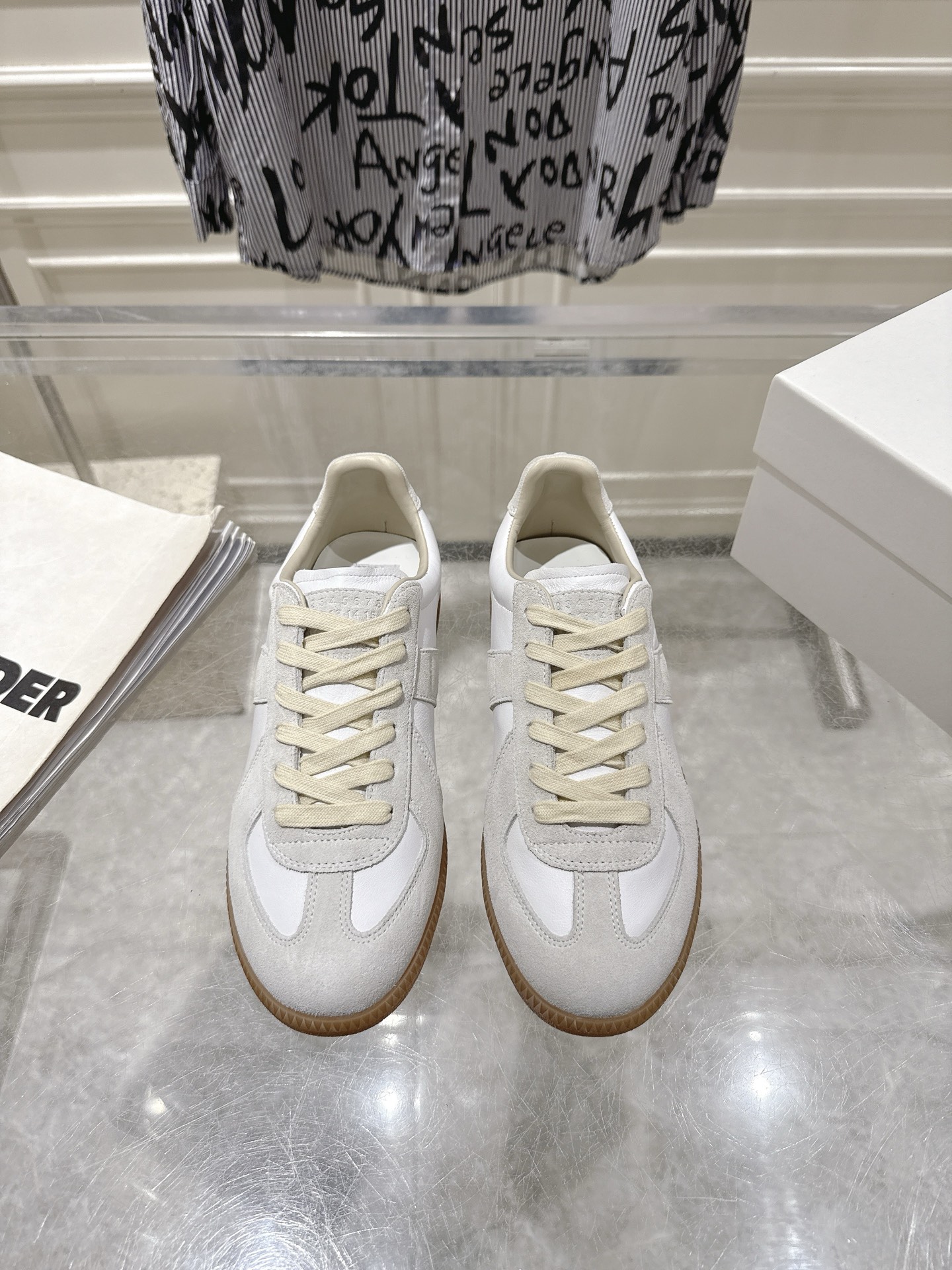 NO:616342,Out of MaisonMargiela MM6 Margiela classic moral training shoes, casual sports shoes, original purchase and development, an affordable luxury brand, special material/cloth, soft and delicate characteristics combined with fashionable cloth, making it super soft and comfortable, while maintaining good breathability ~ Comfort and texture go hand in hand, easy to wear in any combination in all seasons. Fabric, original custom-made imported cowhide, lining, imported soft sheepskin, outsole, original molded rubber material  Size35-40 (40 orders are not returnable), casual shoes/sports shoes, masion margiela, masion margiela, sneakers, cowhide, sheepskin19860909出 MaisonMargiela MM6 马吉拉经典德训鞋 休闲 运动鞋 原版购入开发 一个轻奢品牌 材质特殊材料/布面,柔软细腻的特点与时尚潮流的布面相结合,使其既有超高的柔软舒适度,又同时保持不错的透气性能~舒适与质感并行,轻松驾驭四季穿着任何搭配 面料原版定制进口牛皮 内里进口柔软羊皮里 大底原版开模橡胶材质 Size35-40（40订做不退换）,休闲鞋/运动鞋,masion margiela,masion margiela,sneakers,cowhide,sheepskin,Women's Shoes