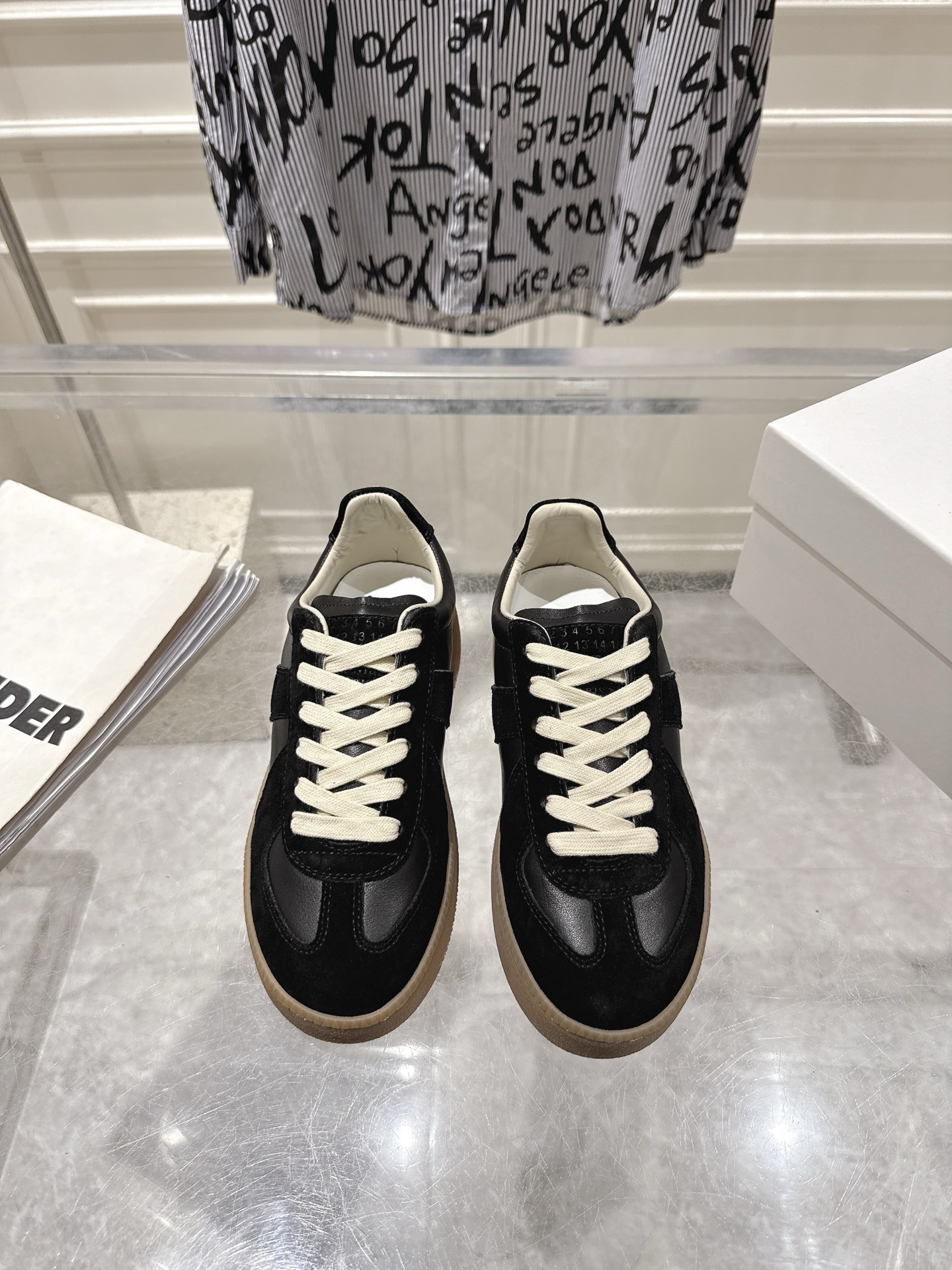 NO:616316,Out of MaisonMargiela MM6 Thick-soled Margiela Classic Moral Training Shoes Casual Sports Shoes Original purchase and development An affordable luxury brand Made of special material/cloth surface, the soft and delicate features are combined with the fashionable and trendy cloth surface, making it extremely soft and comfortable while maintaining good breathability ~ Comfort and texture go hand in hand, easy to wear with any combination in all seasons. Fabric original custom-made imported cowhide leather lining imported soft sheepskin lining Outsole original molded rubber material Thickness 5cm  Size35-40 (40 orders are not returnable), casual shoes/sports shoes, masion margiela, masion margiela, sneakers, cowhide, sheepskin19860909出 MaisonMargiela MM6 厚底马吉拉经典德训鞋 休闲 运动鞋 原版购入开发 一个轻奢品牌 材质特殊材料/布面,柔软细腻的特点与时尚潮流的布面相结合,使其既有超高的柔软舒适度,又同时保持不错的透气性能~舒适与质感并行,轻松驾驭四季穿着任何搭配 面料原版定制进口牛皮 内里进口柔软羊皮里 大底原版开模橡胶材质 厚度5cm Size35-40（40订做不退换）,休闲鞋/运动鞋,masion margiela,masion margiela,sneakers,cowhide,sheepskin,Women's Shoes