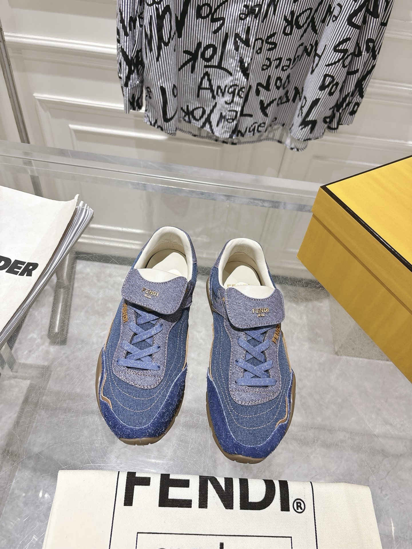 NO:616336,FENDI Wave Pulse women's lace-up low-top sneakers. Technical fabric with orange graphic print and light brown suede inlays. Details, fold-over tongue in light brown Cavallino leather. Tonal tubular laces. Three-dimensional rubber logo on the sides and gold-tone metal FENDI logo on the tongue. Beige rubber running sole with wraparound edges on the sides and diagonal F pattern. Made in Italy Upper cowhide/textile Pony hair tongue + original rubber outsole  Size 35-40, casual shoes/sports shoes, fendi, sneakers, cowhide19860909FENDI Wave Pulse女款系带低帮运动鞋.高科技布料饰橙色图形印花和浅棕色绒面材质嵌饰.细节设计,浅棕色卡瓦利诺牛皮革翻折鞋舌.同色系管状系带.侧面饰有三维橡胶标志,鞋舌饰有金色金属FENDI标志.米色橡胶跑鞋鞋底,侧面采用环绕式边缘设计,饰有对角F图案. 意大利制造 鞋面牛皮/织物 鞋舌马毛+原版橡胶大底 码数35-40,休闲鞋/运动鞋,fendi,sneakers,cowhide,Women's Shoes