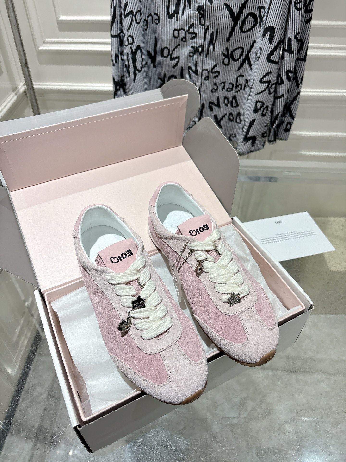 NO:616318,-Top quality (with airplane box) ALO & JISOO joint birthday limited edition moral training shoes alo thin-soled casual sports shoes suede running shoes It can be said that ALO has become popular in 2025 and cannot be ignored!  The simple colors of black and white are in line with the Clean Fit taste that everyone has loved in recent years, making the outfit more refined and 'expensive'!  !  Upper cowhide/cow suede, lining sheepskin, molded TPU outsole, size 35-39 (40 custom made, non-returnable), casual shoes/sports shoes, sneakers, cowhide, sheepskin19860909-顶级品质（配飞机盒） ALO & JISOO联名款生日限量款德训鞋alo爆火薄底休闲运动鞋绒面跑步鞋 2025年ALO可以说不可被忽视的火起来啦！黑白色的简约色调更是符合这几年大家大爱的Clean Fit品味,穿搭更显精致和“贵”！！ 鞋面牛皮/牛反绒 内里垫脚羊皮 鞋底开模TPU大底 码数35-39(40定做不退换),休闲鞋/运动鞋,sneakers,cowhide,sheepskin,Women's Shoes