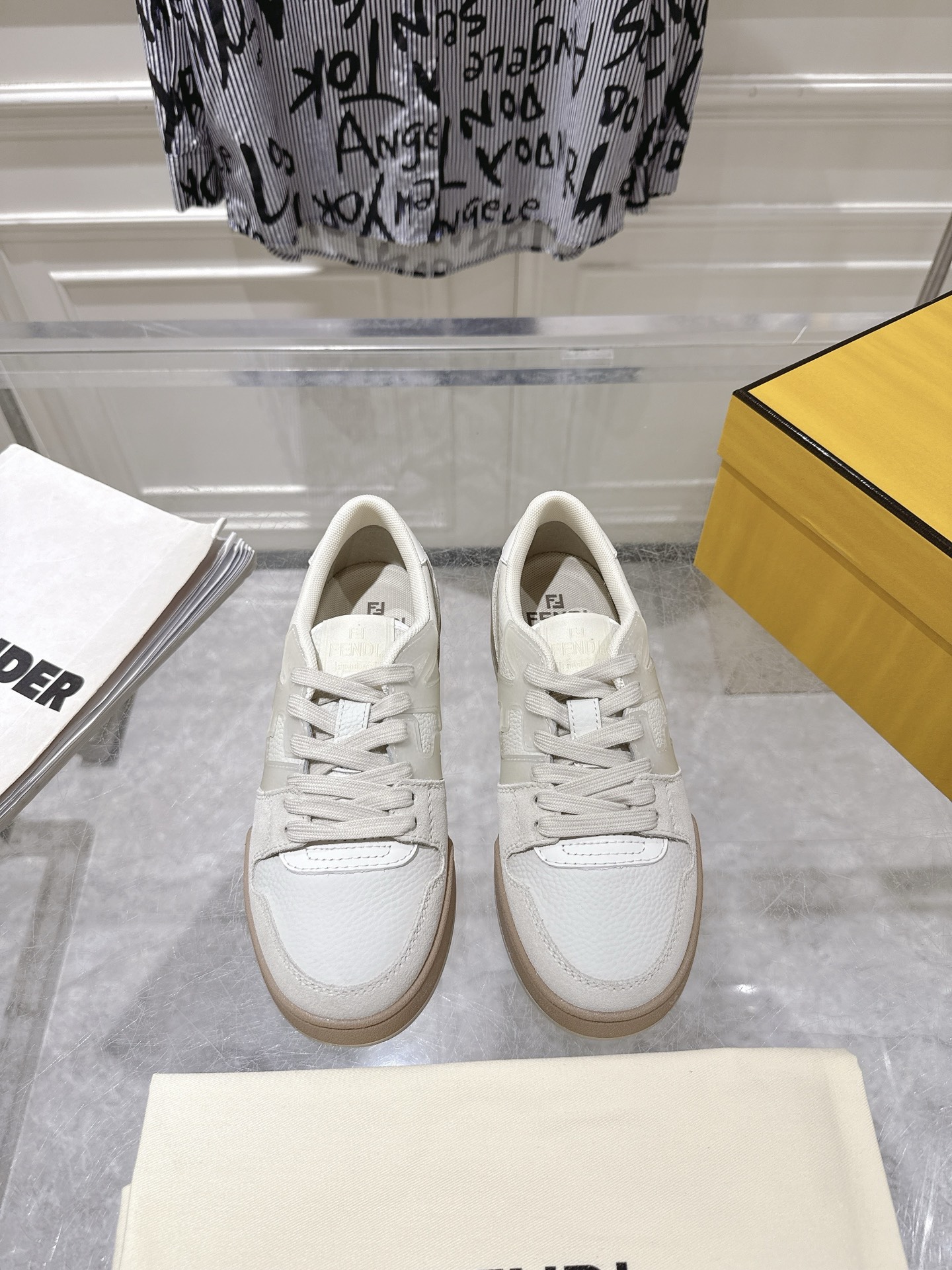 NO:616327,The top version of Fendi/ Match new sports sneakers, a sports shoe created by Kim Jones, is made of leather and suede to perfectly reproduce the retro style. The overall shoe design is simple and full of casual feeling. It has classic FF pattern stitching on the side of the shoe and the brand letter pattern on the sole is low-key and luxurious. It is the same style for men and women. [Rose] size 35-45, casual shoes/sports shoes, fendi, sneakers19860909顶级版本Fendi/ Match 新款运动板鞋 ,由Kim Jones倾情打造的一款运动鞋,采用皮革和反绒皮制成完美再现复古风格,整体鞋型设计简约,休闲感十足,鞋侧带有经典FF图案缝线,鞋底带着品牌字母杂纹低调奢华完美驾驭,男女同款搭配[玫瑰]码数35-45,休闲鞋/运动鞋,fendi,sneakers,Women's Shoes