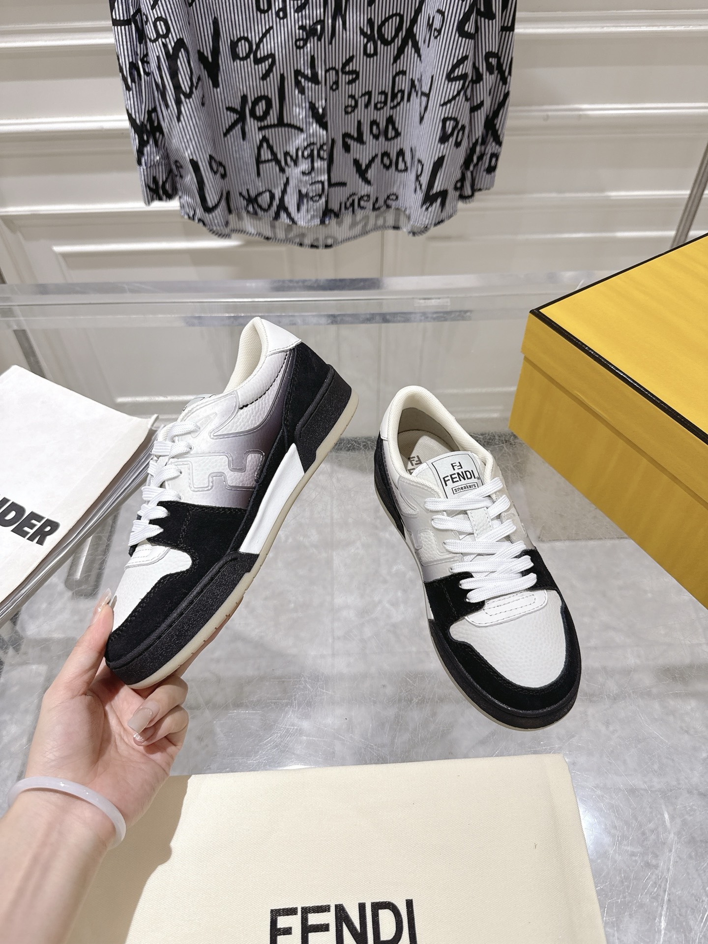 NO:616330,The top version of Fendi/Match new sneakers, a sneaker created by Kim Jones, is made of leather and suede to perfectly reproduce the retro style. The overall shoe design is simple and full of casual feeling. It has classic FF pattern stitching on the side of the shoe and the sole with brand letters. It is low-key and luxurious, perfect control. The same style for men and women. [Rose] Size 35-45, casual shoes/sports shoes, fendi, sneakers19860909顶级版本Fendi/ Match 新款运动板鞋 ,由Kim Jones倾情打造的一款运动鞋,采用皮革和反绒皮制成完美再现复古风格,整体鞋型设计简约,休闲感十足,鞋侧带有经典FF图案缝线,鞋底带着品牌字母杂纹低调奢华,完美驾驭,男女同款搭配[玫瑰]码数35-45,休闲鞋/运动鞋,fendi,sneakers,Women's Shoes