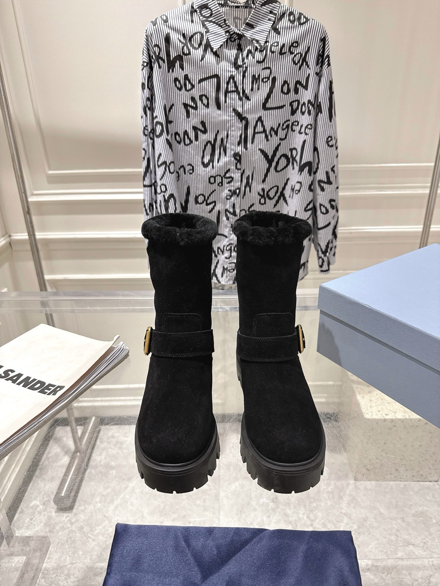 NO:616305,PRADA 2025 autumn and winter new wool short boots. The same thick-soled round-toe iconic letter logo triangular badge stitching knight military boots as the star. The upper is imported sheep leather. The lining is wool lining. The outsole is original open-molded TPU outsole. Heel height 4.5CM. Size: 35-40 (40 is custom-made and cannot be returned or exchanged), boots, prada, boots, sheep.19860909PRADA 2025秋冬新款羊毛短靴 明星同款厚底圆头标志性字母logo三角徽章拼接骑士军靴 鞋面进口羊猄皮 内里羊毛内里 大底原版开模TPU大底 跟高4.5CM 码数: 35-40(40定做不退不换）,靴子,prada,boots,sheep,Women's Shoes