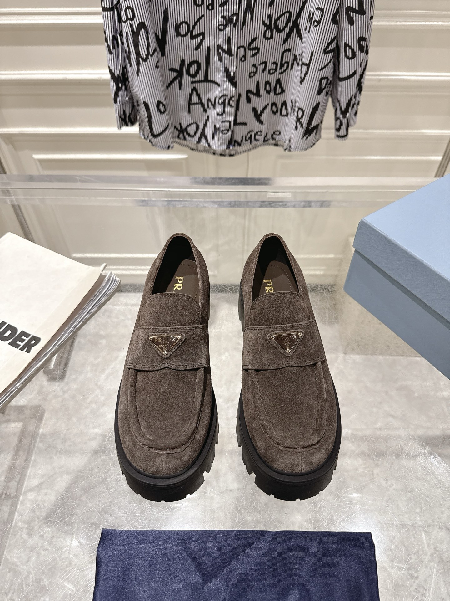 NO:616297,Prada* Prada's new leather shoes, thick-soled loafers, make you taller and more handsome. The leather surface is very high-end. The simple and refreshing performance is enough to express the control of every detail of the shoes. Thick platform sole, non-slip sole with logo, this shoe is very comfortable on the foot and feels great. The material is cowhide suede. Sheepskin lining. The outsole is original molded tpr outsole, 4.5cm, size 35-41 (40)  41 Custom-made (non-refundable), mary jane, prada, prada, loafers, mary jane, cowhide, sheepskin19860909Prada* 普拉达 新款皮鞋厚底乐福鞋 穿上增高帅气 皮面十分高级 简约清爽的表现足以表达对鞋子的个个细节的把控 厚厚的松糕大底,带logo的防滑鞋底,这款鞋子上脚非常舒服,脚感很棒 面料牛皮绒面 内里羊皮内里 大底原版开模tpr大底,4.5cm 码数35-41（40 41订做不退换）,玛丽珍,prada,prada,loafers,mary jane,cowhide,sheepskin,Women's Shoes