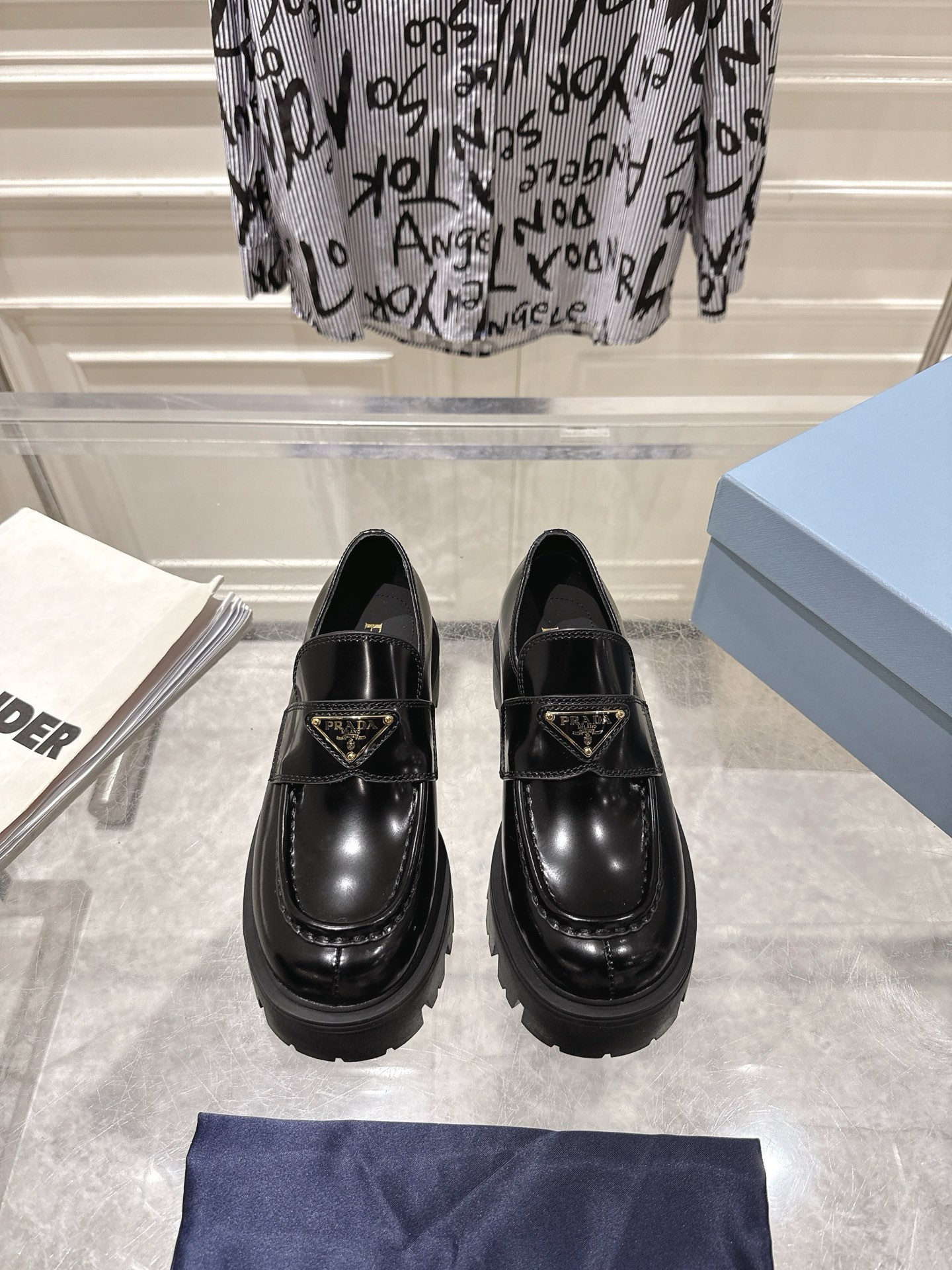 NO:616299,Prada* Prada's new leather shoes, thick-soled loafers, make you taller and more handsome. The leather surface is very high-end. The simple and refreshing performance is enough to express the control of every detail of the shoes. Thick platform outsole, anti-slip sole with logo, this shoe is very comfortable on the foot and feels great. The material is open-edge beaded cowhide, and the lining is sheepskin. The outsole is original molded tpr outsole, 4.5cm, size 35-41 (40)  41 Custom-made (non-refundable), mary jane, prada, prada, loafers, mary jane, cowhide, sheepskin19860909Prada* 普拉达 新款皮鞋厚底乐福鞋 穿上增高帅气 皮面十分高级 简约清爽的表现足以表达对鞋子的个个细节的把控 厚厚的松糕大底,带logo的防滑鞋底,这款鞋子上脚非常舒服,脚感很棒 面料开边珠牛皮 内里羊皮内里 大底原版开模tpr大底,4.5cm 码数35-41（40 41订做不退换）,玛丽珍,prada,prada,loafers,mary jane,cowhide,sheepskin,Women's Shoes