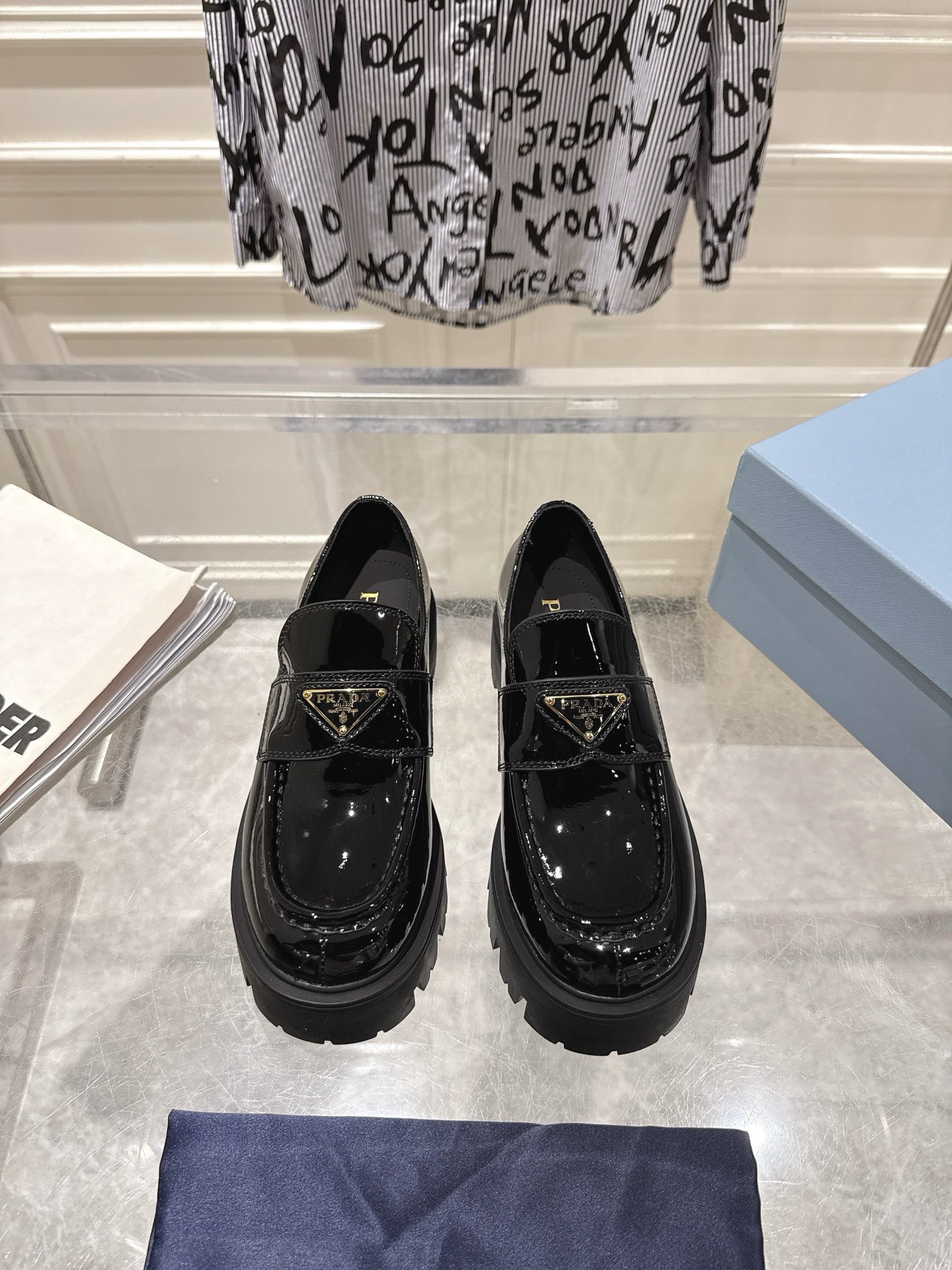 NO:616301,Prada* Prada's new leather shoes, thick-soled loafers, make you taller and more handsome. The leather surface is very high-end. The simple and refreshing performance is enough to express the control of every detail of the shoes. Thick platform outsole, anti-slip sole with logo, this shoe is very comfortable on the foot and feels great. The material is patent cowhide, with sheepskin lining. The outsole is original molded tpr outsole, 4.5cm, size 35-41 (40)  41 Custom-made (non-refundable), mary jane, prada, prada, loafers, mary jane, cowhide, sheepskin19860909Prada* 普拉达 新款皮鞋厚底乐福鞋 穿上增高帅气 皮面十分高级 简约清爽的表现足以表达对鞋子的个个细节的把控 厚厚的松糕大底,带logo的防滑鞋底,这款鞋子上脚非常舒服,脚感很棒 面料漆面牛皮 内里羊皮内里 大底原版开模tpr大底,4.5cm 码数35-41（40 41订做不退换）,玛丽珍,prada,prada,loafers,mary jane,cowhide,sheepskin,Women's Shoes