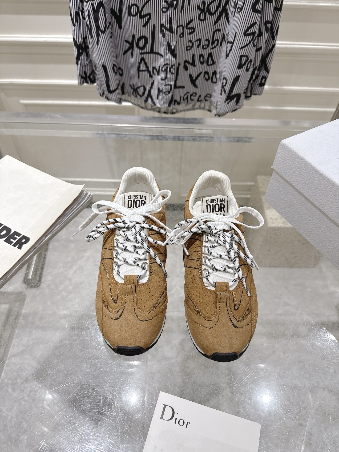 NO:628272,Out of Dior's new graffiti D-SKetch series of casual shoes and sports shoes. The entire pair of shoes is purchased and developed by ZP. All original customized materials are not ordinary super-replacement products on the market and are exclusively molded outsoles. All details are shipped according to the version, and even the packaging is the same as the original. Size: 35-40, casual shoes/sports shoes, dior, sneakers19860909出 Dior新款涂鸦D-SKetch系列休闲鞋 运动鞋 整双鞋子采购Zp开发打造,全部原版定制材料非市面普通的超迁货独家开模大底,细节全部对版出货,连包装也做到跟正品一样. 码数:35-40,休闲鞋/运动鞋,dior,sneakers,Women's Shoes