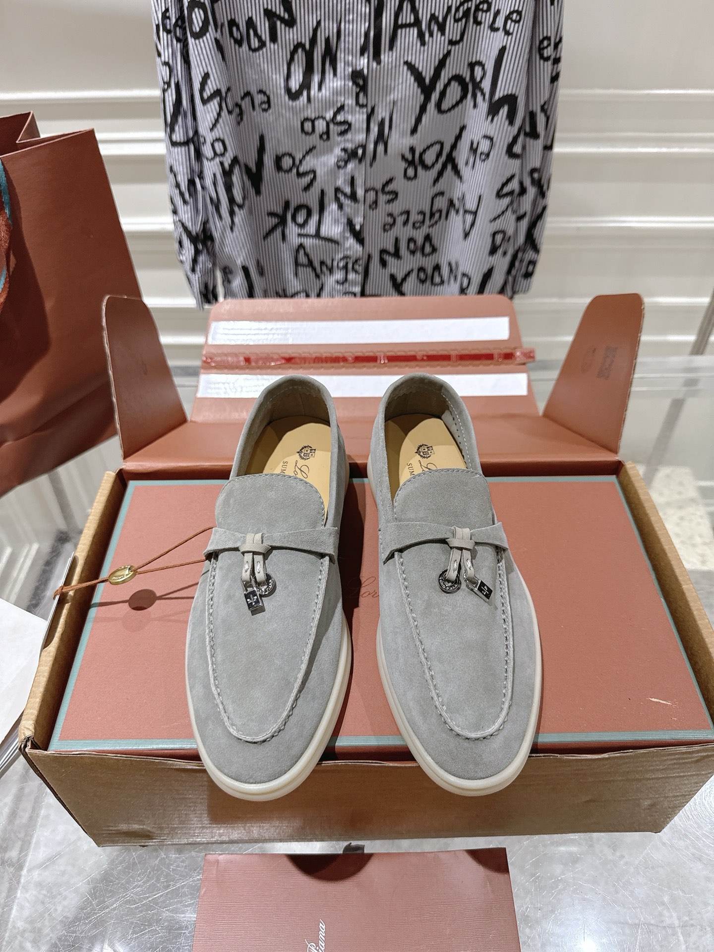 NO:630893,High version, men's Loro Piana Summer Charms Walk moccasin loafers, comfortable and casual moccasins, made of soft suede cowhide, light-colored rubber soles, a common casual feature of Loro Piana shoes, front band with mini charms, non-slip soles, decorated with brand initials pattern, the brand's low-key, simple and luxurious design style has a unique advantage in the international market  Original development, newly upgraded, with original pine balls + handbag ribbons + counter airplane box packaging, to create top luxury quality for you. Women's size 35-40 (41 customized) Men's size 39-44 (45 customized), loafers, loro piana, loafers, cowhide19860909高版本,男士  Loro piana Summer Charms Walk 莫卡辛乐福鞋,舒适休闲的莫卡辛鞋,采用柔软的绒面牛皮制作,浅色橡胶鞋底,是Loro Piana鞋履共有的休闲特色,鞋面前部饰带,配以迷你吊饰,防滑鞋底,饰以品牌字母缩写图案,品牌低调简约又奢华的设计风格在国际市场上具有独特的优势 原版开发,全新升级,搭配原版松木球+手提袋丝带+专柜飞机盒包装,为你打造顶级奢华品质 女款码数35-40（41定制） 男款码数39-44（45定制）,乐福鞋,loro piana,loafers,cowhide,Women's Shoes