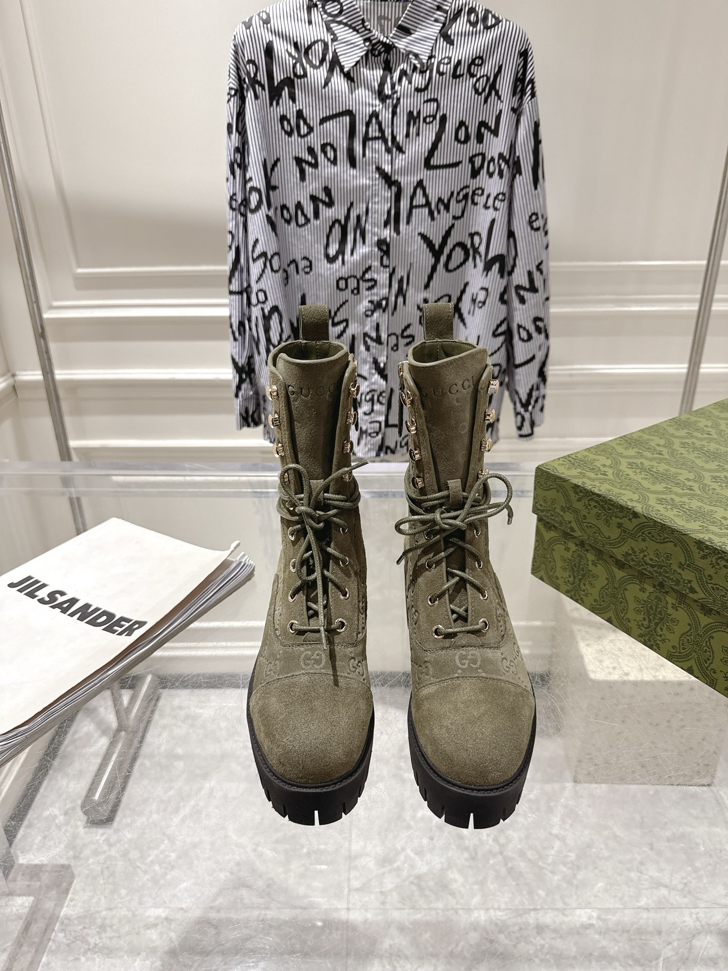 NO:630616,Gucci2025 new autumn and winter women's GG high-heeled short boots are carefully made of original cow leather, with rubber groove soles, which highlight the graceful shape of women's legs and provide stable support. The material is full-grain embossed cowhide. The sole is original rubber outsole. The front sole is 3.5 cm high; the back heel is 6 cm high. Fitting size 36-42 (41/40/42 custom-made and non-refundable), boots, gucci, boots, cowhide19860909Gucci2025秋冬新款女士GG高跟短靴 采用原版牛皮革精心制作,搭配橡胶沟纹鞋底,彰显女士腿型优美又做到稳固支撑 材料全粒压纹牛皮 鞋底原版橡胶大底 跟高前鞋底高3.5厘米；后鞋跟高6厘米 配码36-42（41/40/42定做不退换）,靴子,gucci,boots,cowhide,Women's Shoes