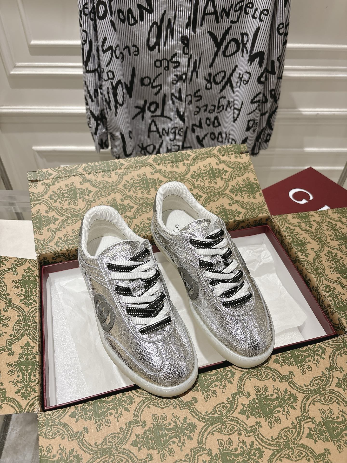 NO:630614,Women's new arrival Gucci 2025 autumn/winter series sneakers are inspired by retro basketball shoes from the 1970s, decorated with Gucci's iconic elements, such as the interlocking double G logo. This style is made of suede and leather trimming. Original TPU sole, original fabric, original sheepskin lining, sheepskin feet, and original lasting technology are reproduced one-to-one!  The pursuit of ultimate comfort!  [Love] The packaging counter is the same red shoe box airline box [Love] Size 35-41, casual shoes/sports shoes, gucci, sneakers, sheepskin19860909女款 新款出货Gucci 2025 秋冬系列运动鞋灵感源自70年代复古篮球鞋,饰有Gucci标志性元素,例如互扣式双G标志.该款采用绒面革和皮革饰边.原版TPU鞋底、原版面料、原版羊皮内里羊皮垫脚原版套楦工艺一比一折骨复刻！舒适追求极致！ [爱心]包装专柜一致红色鞋盒航空飞机盒 [爱心]码数35-41,休闲鞋/运动鞋,gucci,sneakers,sheepskin,Women's Shoes