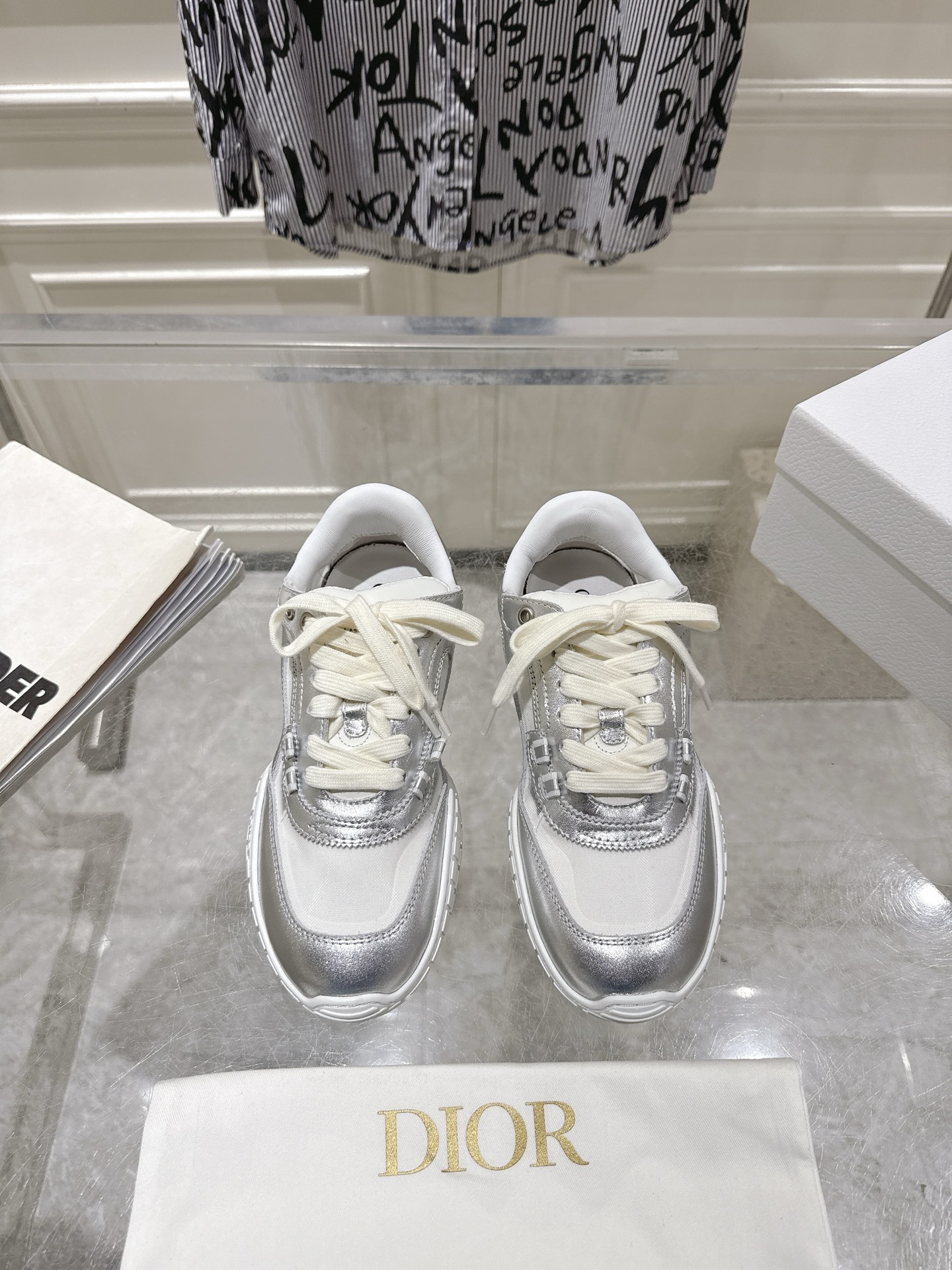 NO:649197,The new Dior Tech sneakers for the 2026 early spring ready-to-wear series are equipped with fashionable details to highlight the retro aesthetic. White calf leather and light beige suede calf leather uppers are paired with transparent mesh fabric side splicing, and the heel and tongue are embellished with the Christian Dior Paris logo. The textured same-tone Dior logo sole adds a high-end style. Material cowhide Original molded outsole The heel and tongue are decorated with the Christian Dior Paris logo  Couple 35-45 (female 41, male 45 customized), casual shoes/sports shoes, dior, sneakers, cowhide19860909Dior Tech 运动鞋二零二六早春成衣系列新品搭配时尚细节,彰显复古美学.白色牛皮革和浅米色绒面牛皮革鞋面,搭配透明网眼织物侧面拼接,后跟和鞋舌点缀以 Christian Dior Paris 标志.富有纹理的同色调 Dior 标志鞋底增添高订风范. 材质牛皮 原版开模大底 后跟和鞋舌饰以 Christian Dior Paris 标志 情侣35-45（女41,男45定制）,休闲鞋/运动鞋,dior,sneakers,cowhide,Women's Shoes