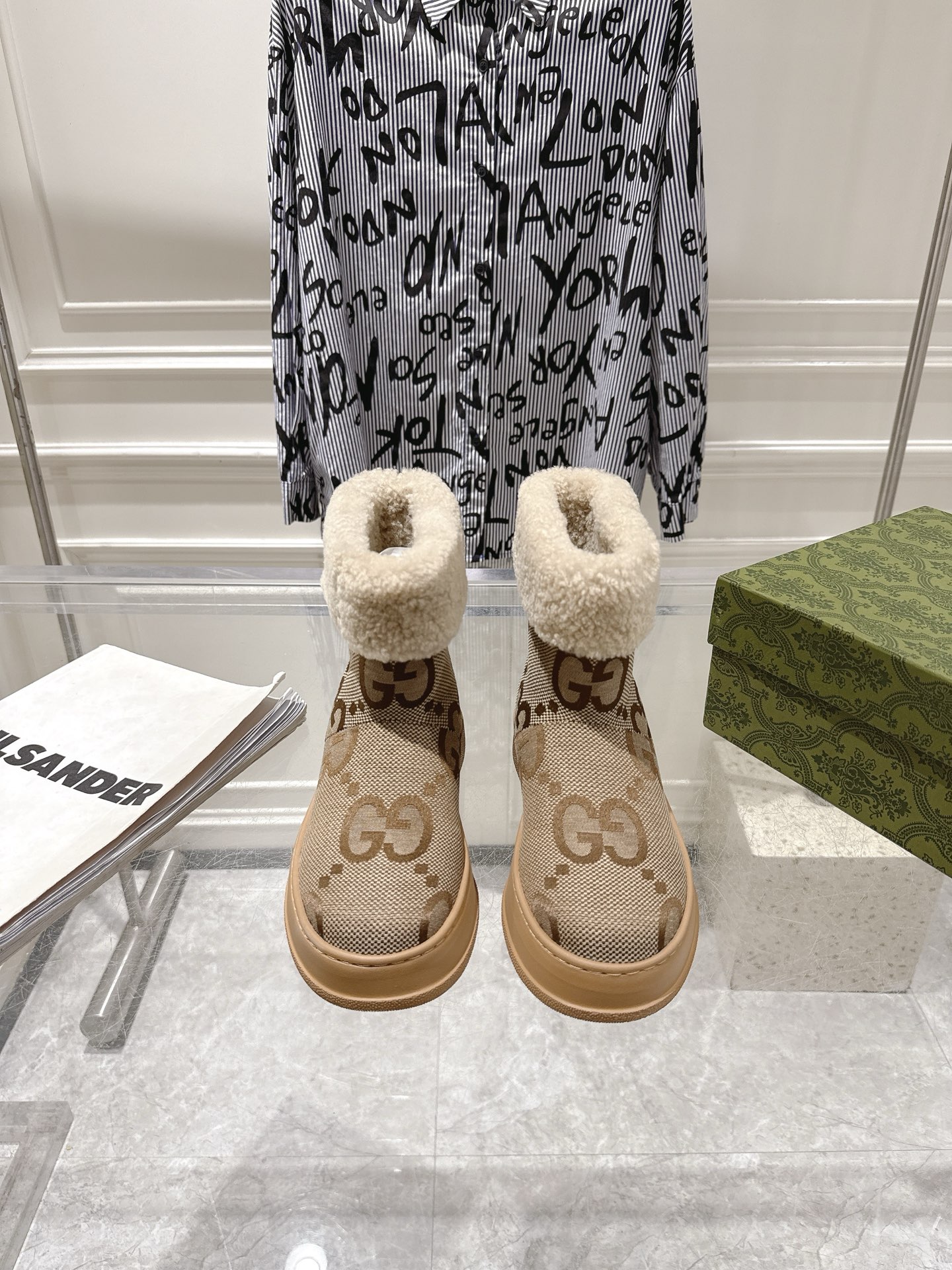NO:649182,Gucci Paris Fashion Week sheepskin snow boots, with jacquard fabric LOGO first-layer cowhide and Australian imported wool lining, combine the two iconic elements of the brand - gold horsebit hardware and V-shaped matelassé quilting. They are made in Italy from blended wool felt, trimmed with soft leather, and are fully lined with beige shearling to keep your feet warm. The logo is embossed on the thick rubber sole, which provides excellent grip. The heel is about 3 cm high.  Size 35~41 (40.41 customized), snow boots, gucci, boots, cowhide, sheepskin19860909Gucci巴黎时装周羊皮毛一体雪地靴,提花面料LOGO头层牛皮澳洲进口羊毛内里, 结合了品牌两大标志性元素——金色马衔扣五金和 V 字形马特拉塞绗缝.它采用混纺羊毛毡于意大利制成,以柔软皮革饰边,米黄色羊毛皮全衬里让双足保持温暖.橡胶厚底上压印有 Logo,可提供出色抓地力. 鞋跟高约 3 厘米 码数35～41码（40.41定做）,雪地靴,gucci,boots,cowhide,sheepskin,Women's Shoes