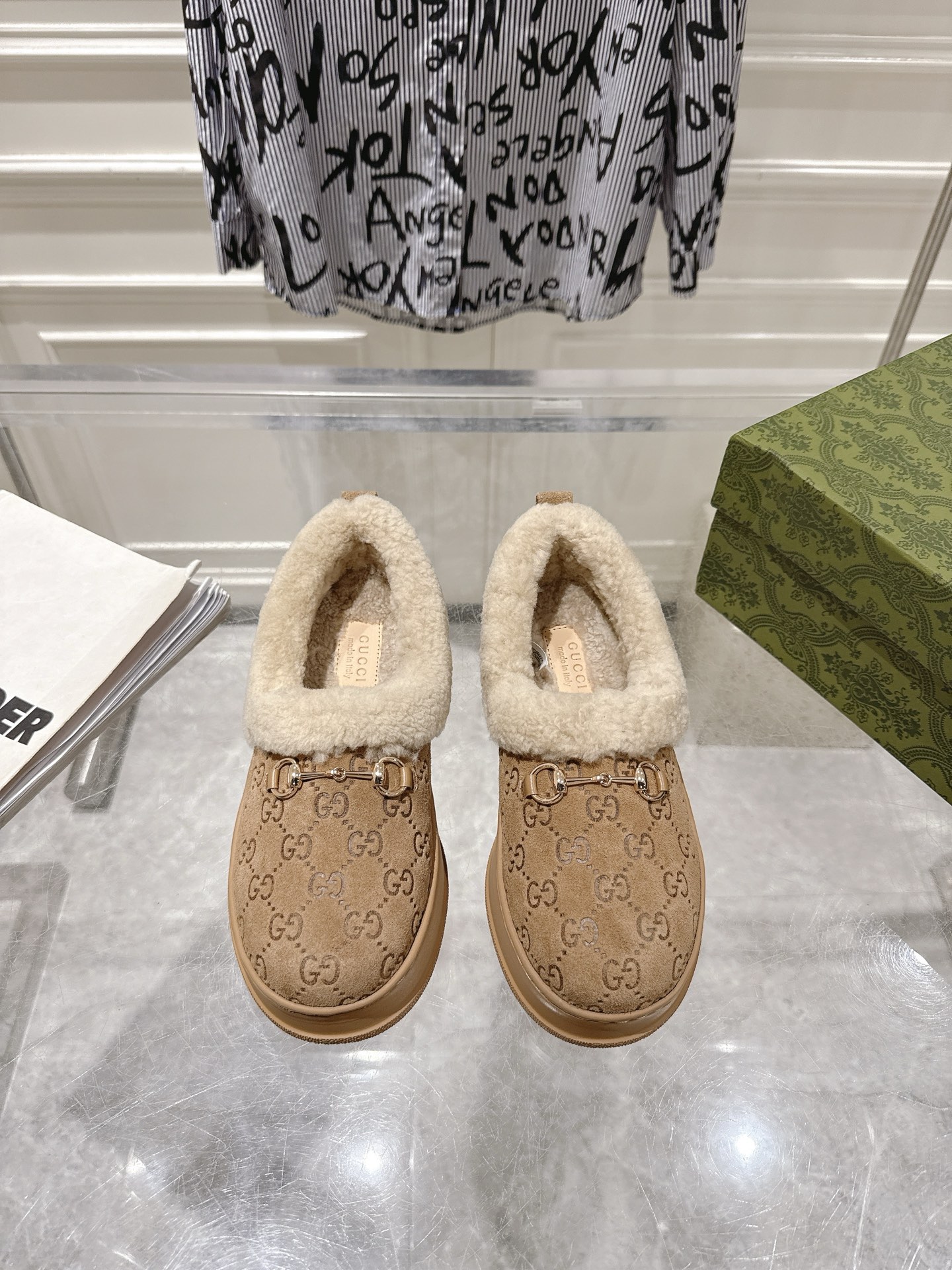 NO:649177,Gucci Paris Fashion Week sheepskin one-piece slip-on loafers, with jacquard fabric LOGO first-layer cowhide and Australian imported wool lining, combine the two iconic elements of the brand - gold horsebit hardware and V-shaped matelassé quilting. They are made in Italy from blended wool felt and trimmed with soft leather. They are fully lined with beige shearling to keep your feet warm. The logo is embossed on the thick rubber sole to provide excellent grip. The heel is about 3 cm high.  Size 35~41 (40.41 customized), loafers, fur shoes, gucci, loafers, cowhide, sheepskin19860909Gucci巴黎时装周羊皮毛一体一脚蹬乐福鞋,提花面料LOGO头层牛皮澳洲进口羊毛内里, 结合了品牌两大标志性元素——金色马衔扣五金和 V 字形马特拉塞绗缝.它采用混纺羊毛毡于意大利制成,以柔软皮革饰边,米黄色羊毛皮全衬里让双足保持温暖.橡胶厚底上压印有 Logo,可提供出色抓地力. 鞋跟高约 3 厘米 码数35～41码（40.41定做）,乐福鞋毛毛鞋,gucci,loafers,cowhide,sheepskin,Women's Shoes