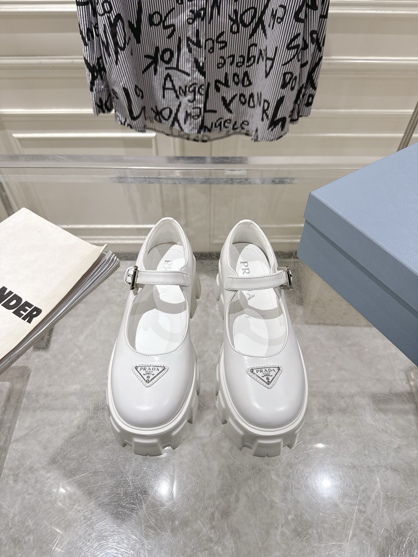 NO:649171,Prada* Prada's new thick-soled Mary Jane loafers make you taller and more handsome. The leather surface is very high-end. The simple and refreshing performance is enough to express the control of every detail of the shoes. Thick platform outsole and non-slip sole with logo. This shoe is very comfortable on the foot and feels great. The fabric is beaded/cowhide. Sheepskin lining. Outsole original molded tpr outsole, 4.5cm, size 35-41 (40)  41 Custom-made (non-refundable), mary jane, prada, prada, loafers, mary jane, cowhide, sheepskin19860909Prada* 普拉达 新款皮鞋厚底玛丽珍乐福鞋 穿上增高帅气 皮面十分高级 简约清爽的表现足以表达对鞋子的个个细节的把控 厚厚的松糕大底,带logo的防滑鞋底,这款鞋子上脚非常舒服,脚感很棒 面料开边珠/牛皮 内里羊皮内里 大底原版开模tpr大底,4.5cm 码数35-41（40 41订做不退换）,玛丽珍,prada,prada,loafers,mary jane,cowhide,sheepskin,Women's Shoes