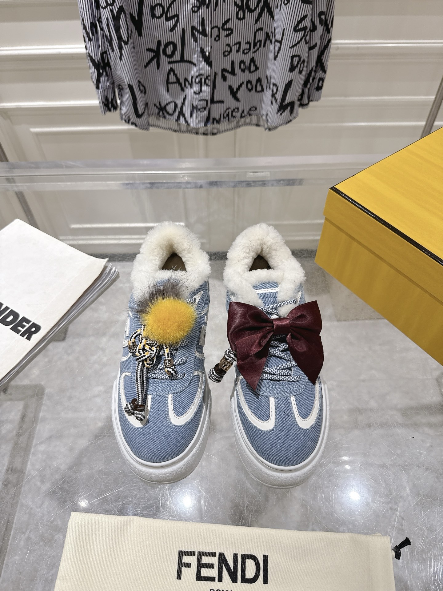 NO:649166,Top version FENDI Fendi 25/ Match Platfo wool lining, thick-soled biscuit shoes, sneakers, sneakers, originally purchased and developed. The upper is made of suede and mesh stitching. The raised double F logo on the side is lining with terry velvet. The upper foot is super soft, lightweight and comfortable to match with a sweater. It has a youthful feel. The fabric is original custom-made imported first-layer cowhide leather/mesh cloth. The lining is imported custom-made genuine wool. The sole is made of original molded ultra-light foam material. Sole thickness 5CM. Size:  #Women's model 35-40 (41 customized, non-returnable), casual shoes/sports shoes, fendi, fendi, tom ford, sneakers, hoodie, sweatshirts, cowhide, chamois leather19860909顶级版本 FENDI芬迪 25/ Match Platfo 羊毛里 厚底饼干鞋面包鞋 板鞋 原版购入开发 鞋面采用麂皮和网布拼接组合 侧面凸起的双F logo内里采用毛巾绒里 上脚超级柔软 轻便 舒适搭配卫衣 少年感满满 面料原版定制进口头层牛皮/网布 内里进口定制真羊毛 鞋底原版开模超轻发泡材质 底厚5CM Size: #女款35-40（41定做不退换）,休闲鞋/运动鞋,fendi,fendi,tom ford,sneakers,hoodie,sweatshirts,cowhide,chamois leather,Women's Shoes