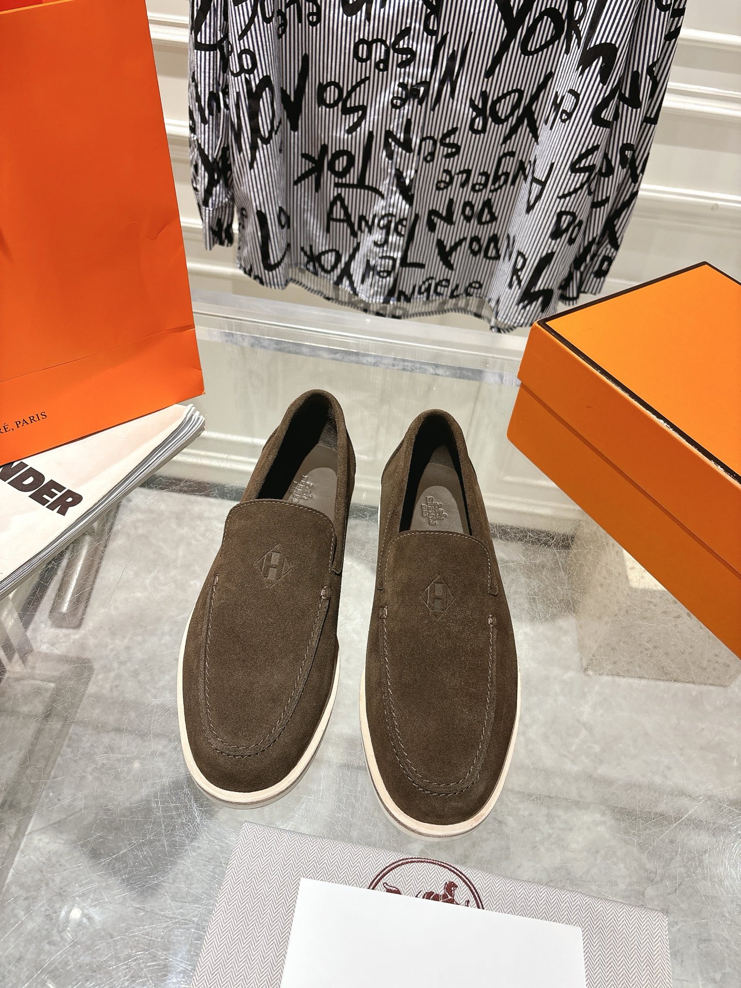 NO:649161,Hermès 25th new couple's slip-on slip-on loafers. High-grade calfskin texture, low-key elegance, very stylish with suits and coats. Suede calfskin loafers, decorated with iconic 'H Diamant' details. Create a fashionable and casual look. Heel height 2.5 cm white rubber sole imported cowhide + cowhide lining + custom rubber outsole Size: Female 35-39  Male 39-44 (female 40.41. Male 45.46, custom made and non-refundable), loafers, hermes, loafers, business suit, cowhide, chamois leather19860909Hermès 25年新款情侣款一脚蹬懒人鞋乐福鞋.小牛皮纹理高级,低调贵气,搭西装、大衣都非常有范 麂皮小牛皮乐福鞋,饰有标志性“H Diamant”细节. 打造时尚休闲造型. 鞋跟高度2.5厘米白色橡胶鞋底 进口牛皮+牛皮内里+定制橡胶大底 码数:女35-39 男39-44(女40.41.男45.46定做不退换),乐福鞋,hermes,loafers,business suit,cowhide,chamois leather,Women's Shoes