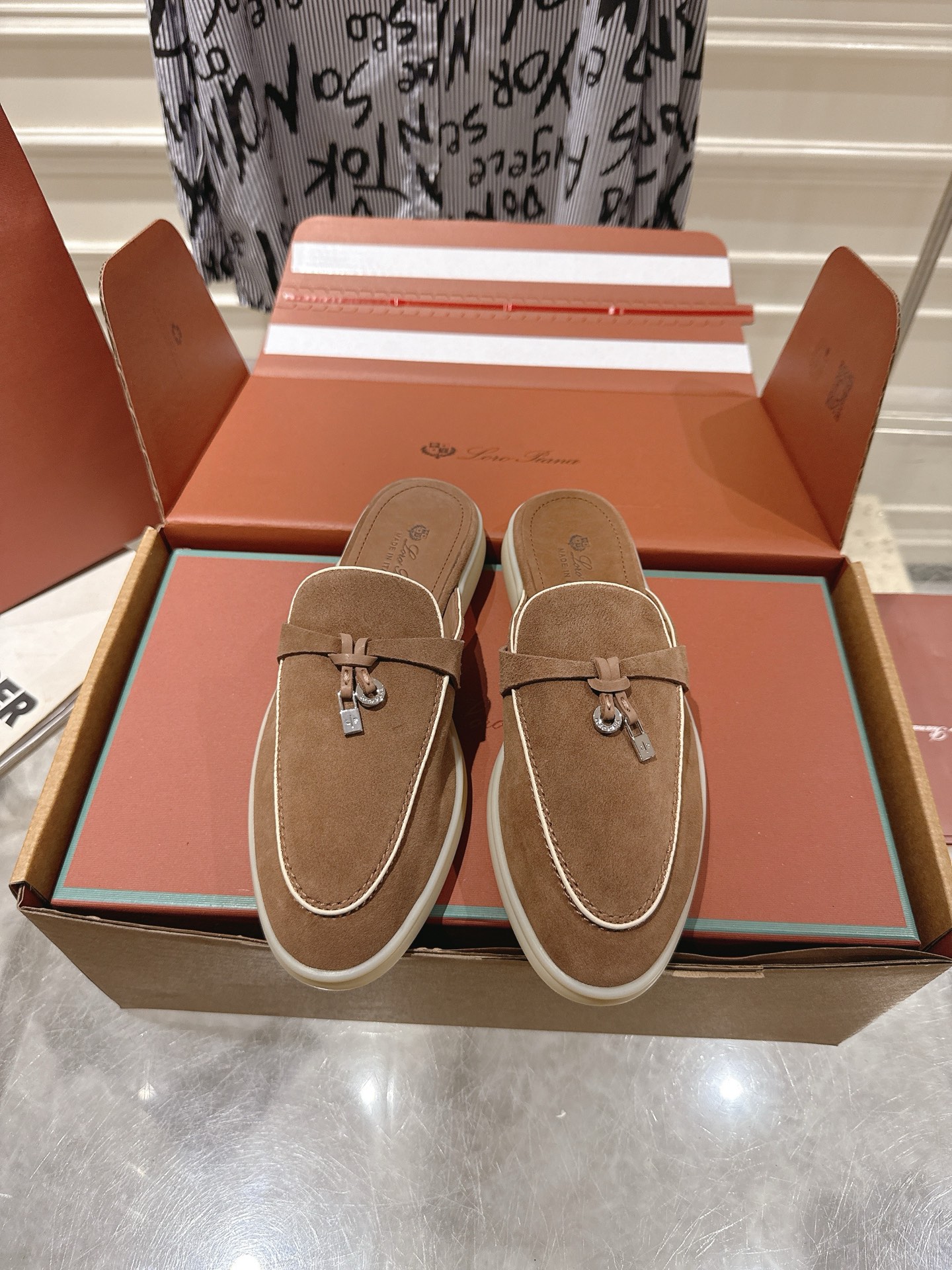 NO:680077,Brand new upgraded version, with airplane case, semi-trailer, top upgraded version. This year's Lp has new colors, the color is very stunning, suitable for summer and very versatile at the same time. Loro Piana's Summer Charms may seem ordinary, but in fact, you will love it once you wear it. It is comfortable, light, breathable and easy to care for. It can satisfy you with all your demands for midsummer shoes. It is Summer Charms Walk!  The fabric is imported top-grade lambskin, very delicate and skin-friendly. The interior is customized with imported fetal cowhide. The foot pads are imported benzene-dyed calfskin. The outsole is exclusive milk color. Exclusive hardware pendant. The midsole is exclusive foam midsole. Size#35-39 (customizable 40.41 non-refundable), half drag, loro piana, loro piana, cowhide, sheepskin19860909全新升级版本,带飞机盒  半拖款 顶级升级版.今年的Lp再出新色,颜色非常的惊艳,适合夏天的同时又非常百搭显白 Loro Piana之Summer Charms看似平淡无奇,实则一穿倾心,舒适 轻便 透气 易打理,你对盛夏鞋履的一切诉求,它都可以满足你,它就是Summer Charms Walk！ 面料进口顶级小羊皮、非常细腻亲肤 内里定制进口胎牛皮 垫脚进口苯染小牛皮 大底独家牛奶色大底 五金独家吊坠 中底独家发泡中底 Size#35-39码（可定制40.41不退换）,半拖,loro piana,loro piana,cowhide,sheepskin,Women's Shoes