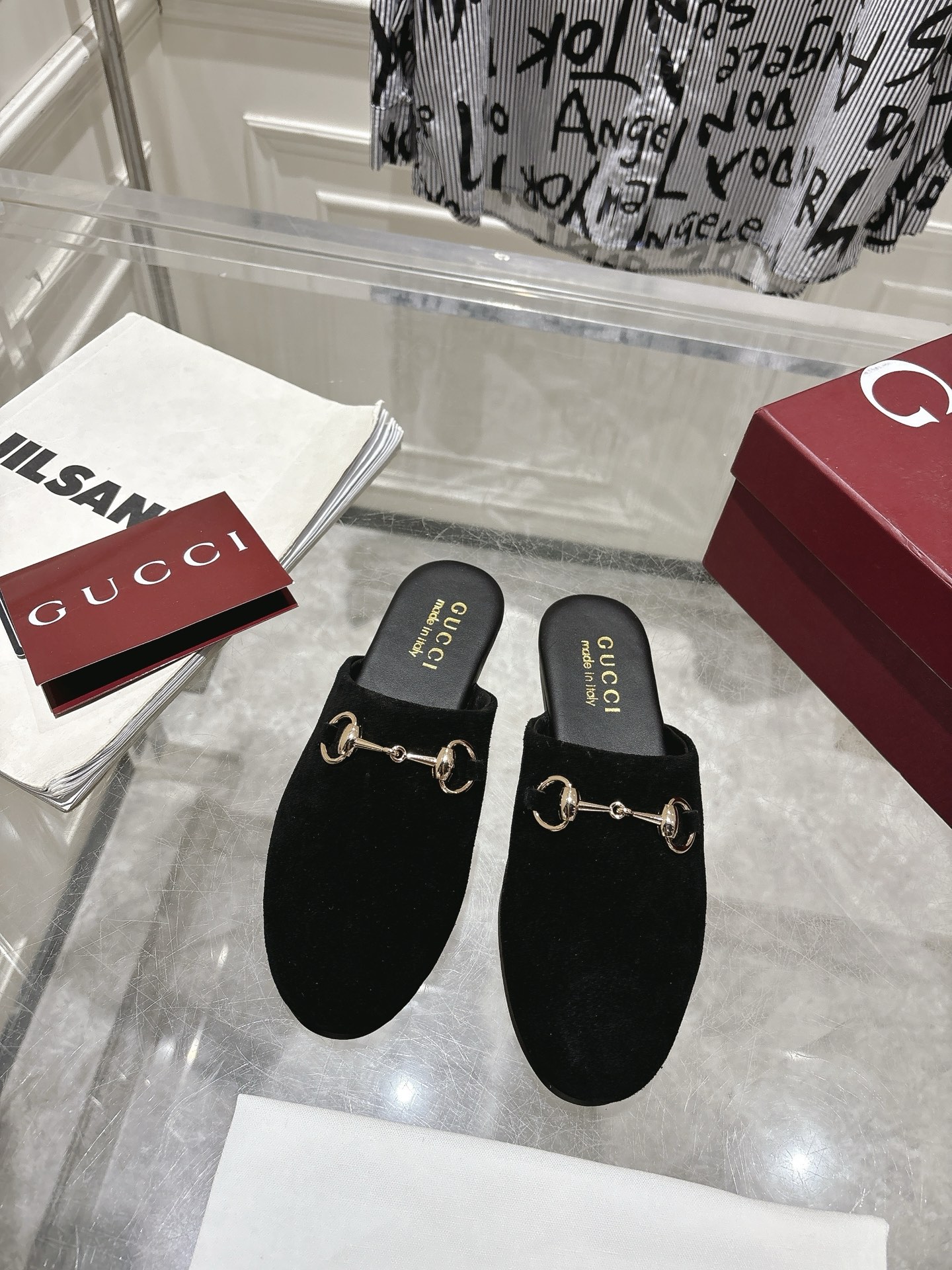 NO:680071,Gucci's latest version of double G cloth mules, horsebit flat half slippers. This shoe is made of the brand's iconic letter G G intertwined pattern embossed leather, elegant and casual style. Customized double G cloth upper, sheepskin lining, genuine leather outsole, size 35-39 (40.41 custom-made, non-refundable), half slippers, gucci, slippers, sheepskin, Leather soles19860909Gucci最新版面双G布面穆勒鞋马衔扣平底半拖鞋 这款鞋履采用品牌标志性字母G G交织图案压纹皮,典雅又休闲的搭配风格 鞋面定制双G布面 内里垫脚羊皮 鞋底真皮大底 码数35-39（40.41定做不退换）,半拖,gucci,slippers,sheepskin,Leather soles,Women's Shoes