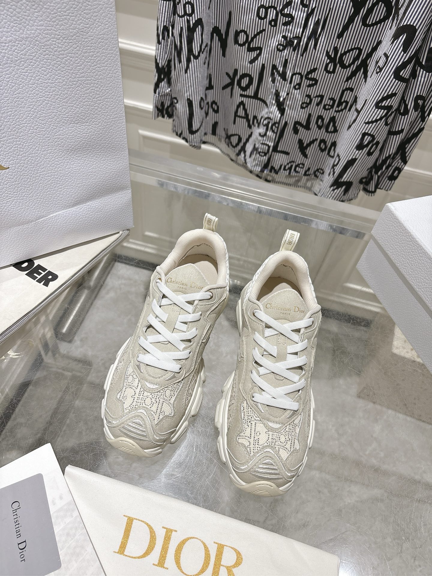 NO:694957,# Dior Chrono's new casual sports shoes, running shoes and dad shoes are really cool and futuristic! So cool!  Once again interpreting Dior's concept of cool fashion, the lucky star will bless you with good luck. The new EVA sole is ultra-light and ultra-soft. Size 35-39 (4041 is custom-made and cannot be returned or exchanged), dad shoes, dior, dior, sneakers19860909# 迪奥 Dior Chrono新款休闲运动鞋跑鞋老爹鞋 真的酷毙了,未来感十足!真的好飒！再次演绎了迪奥酷时尚的理念,幸运星为你加持好运,全新的EVA鞋底超轻超软 Size35-39（4041定做不退换）,老爹鞋,dior,dior,sneakers,Women's Shoes