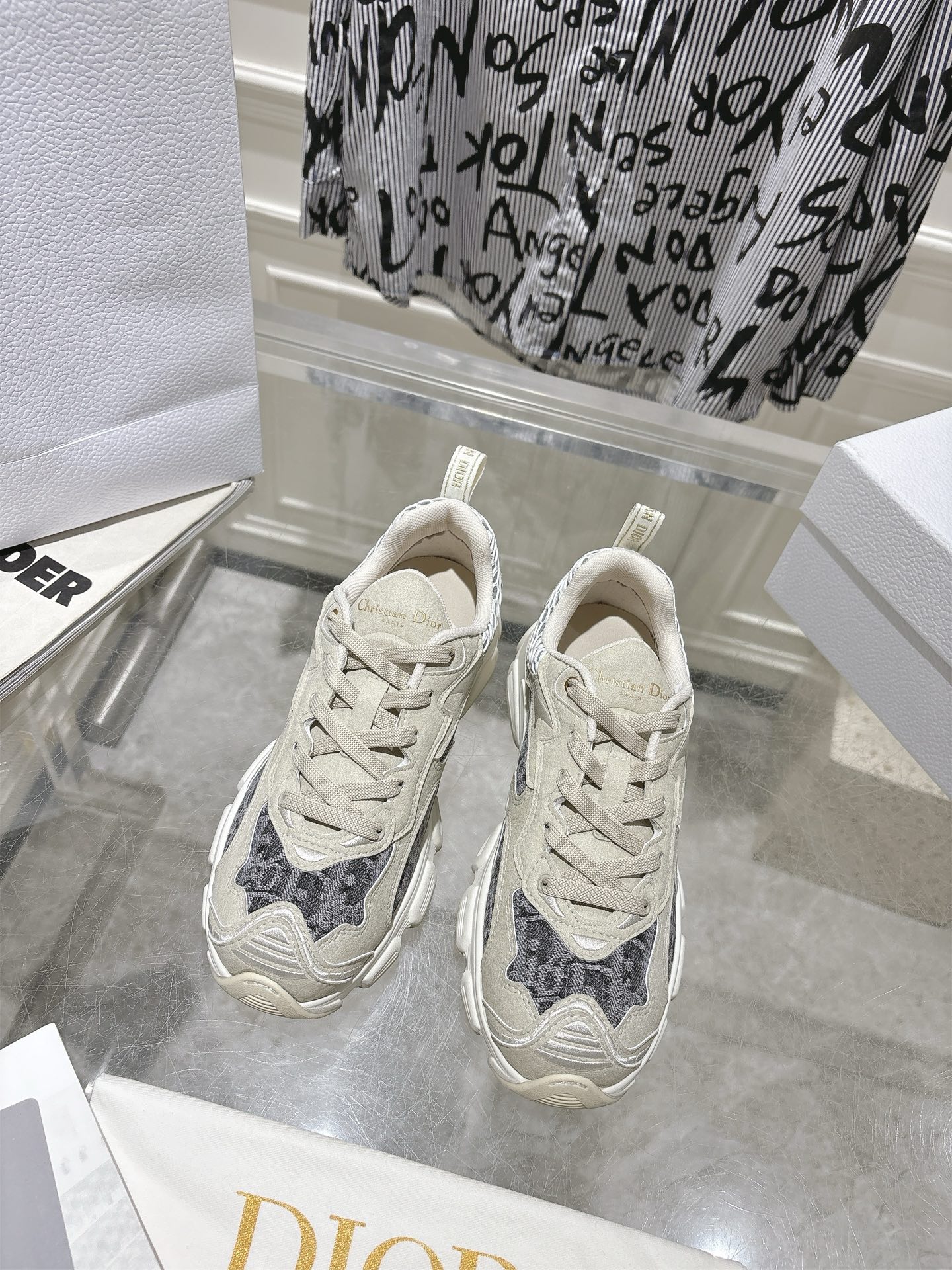 NO:694962,# Dior Chrono's new casual sports shoes, running shoes and dad shoes are really cool and futuristic! So cool!  Once again interpreting Dior's concept of cool fashion, the lucky star will bless you with good luck, the new EVA sole is ultra-light and ultra-soft, Size 35-39 (customized for 40, non-refundable), dad shoes, dior, dior, sneakers19860909# 迪奥 Dior Chrono新款休闲运动鞋跑鞋老爹鞋 真的酷毙了,未来感十足!真的好飒！再次演绎了迪奥酷时尚的理念,幸运星为你加持好运,全新的EVA鞋底超轻超软 Size35-39（40定做不退换）,老爹鞋,dior,dior,sneakers,Women's Shoes
