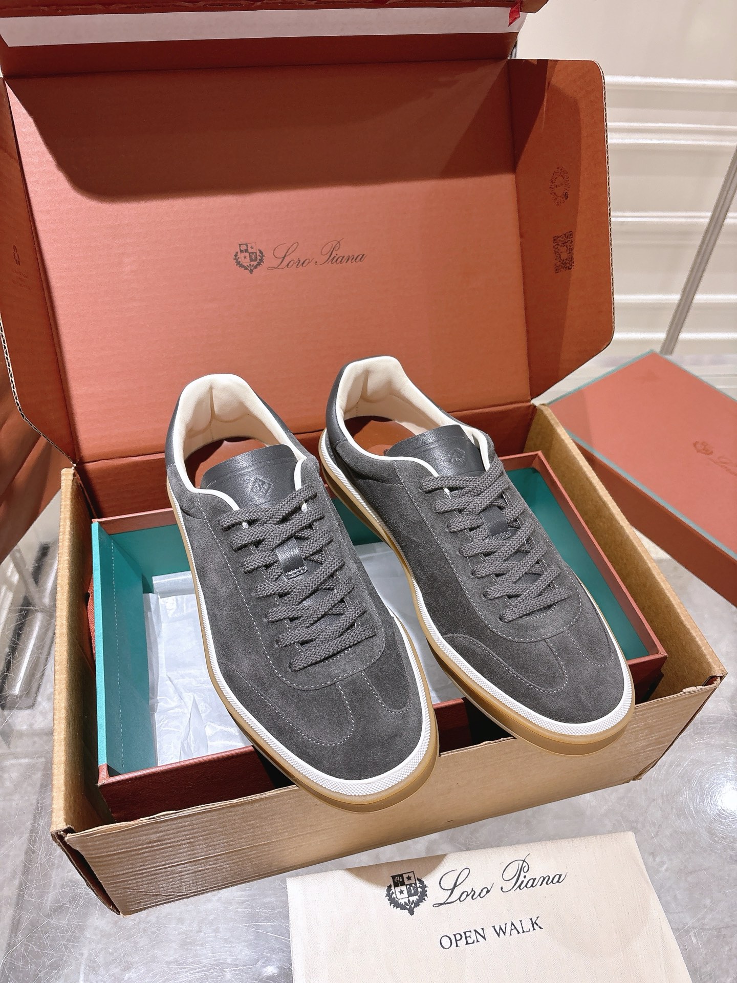 NO:721443,Loropiana Tennis Walk These Tennis Walk sneakers are crafted from grained calf leather for a refined, versatile design that's perfect for year-round wear. The shoe features an ultra-low-top design with a caramel cup sole and off-white rubber edging for a unique double-sole look. The Kummel-toned heel insert is also eye-catching. Kummel-colored inserts at the heel, LP logo embossed on the tongue, cotton lace-up closure, and original rubber sole  Material cowhide/cow suede, code number 35-44 (female 41, male 38.45, customized, non-refundable), casual shoes/sports shoes, loro piana, loro piana, sneakers, cowhide19860909Loropiana Tennis Walk 德训运动鞋 这款Tennis Walk运动鞋采用粒面牛皮革制成,设计精致、灵活百搭,适合全年穿着.这款鞋履采用超低帮设计,搭配焦糖色杯型鞋底和米白色橡胶包边,呈现独特的双层鞋底视觉效果.Kummel色调鞋跟嵌饰也十分引人注目.鞋跟处饰有Kummel色嵌饰,鞋舌压印LP徽标,棉质系带开合,原版橡胶鞋底 材料牛皮/牛反绒 码数35-44（女41男38.45定制不退换）,休闲鞋/运动鞋,loro piana,loro piana,sneakers,cowhide,Women's Shoes