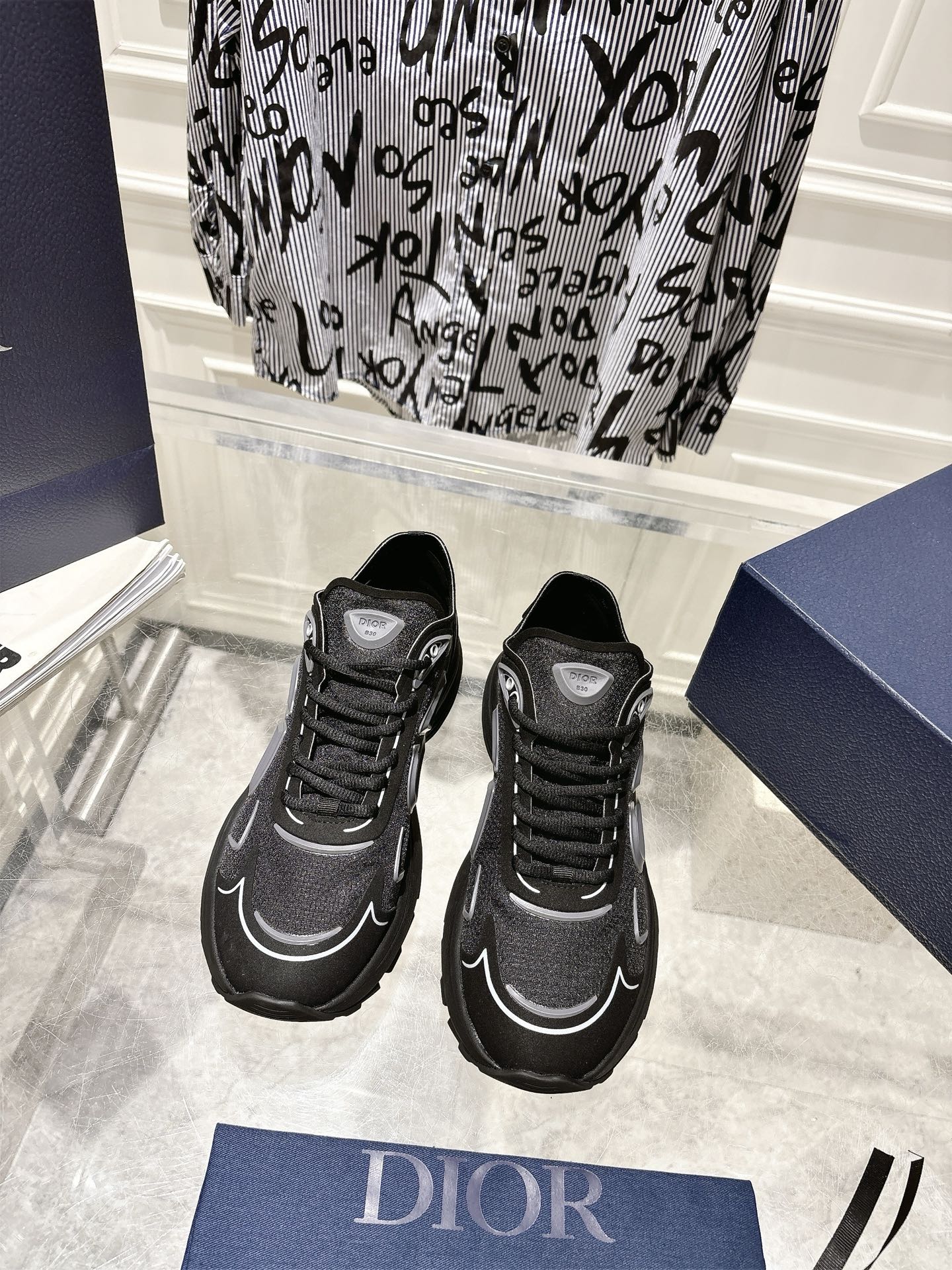 NO:694930,DIOR 2026 spring B30 series countdown latest casual sneakers. This B30 Countdown sneaker is Dior's unique new classic product, fashionable and sporty. Carefully crafted with Dior gray mesh fabric and same-tone technical fabrics, it is decorated with reflective gray CD30 logo to enhance the style and highlight the graphic beauty. The tongue and back side are decorated with silver tone Dior B30 and CD30  Logo. The lightweight textured rubber sole highlights many classic details, and the elastic interior creates an ideal comfort effect. Can be matched with a variety of casual items to create a sophisticated look. Main mesh fabric + technical fabrics. Lining mesh fabric + cow leather. Reflective CD30 on the back and sides. Dior B30 logo on the tongue. Original developed foam sole  37-47 (41 for women, 45 for men, 45.46.47 customized, non-returnable), casual shoes/sports shoes, dior, dior, sneakers, cowhide19860909DIOR 2026春款B30系列countdown 最新款休闲运动鞋 这款 B30 Countdown 运动鞋是 Dior 别具一格的经典新品,时尚而富有运动风范.采用迪奥灰网眼织物和同色调科技面料精心制作,饰以反光灰色 CD30 标志提升格调,彰显图形美感.鞋舌和后侧饰以银色调 Dior B30 和 CD30 标志.轻盈的纹理效果橡胶鞋底突显众多经典细节,弹力内部打造理想的舒适效果.可与各式休闲单品搭配,打造精致造型 主体网眼织物+科技面料 里料网眼织物+牛皮革 后侧和侧面饰以反光 CD30 标志鞋舌饰以 Dior B30 标志 原版开发发泡底 37-47（女41,男45.46.47定制不退换）,休闲鞋/运动鞋,dior,dior,sneakers,cowhide,Women's Shoes