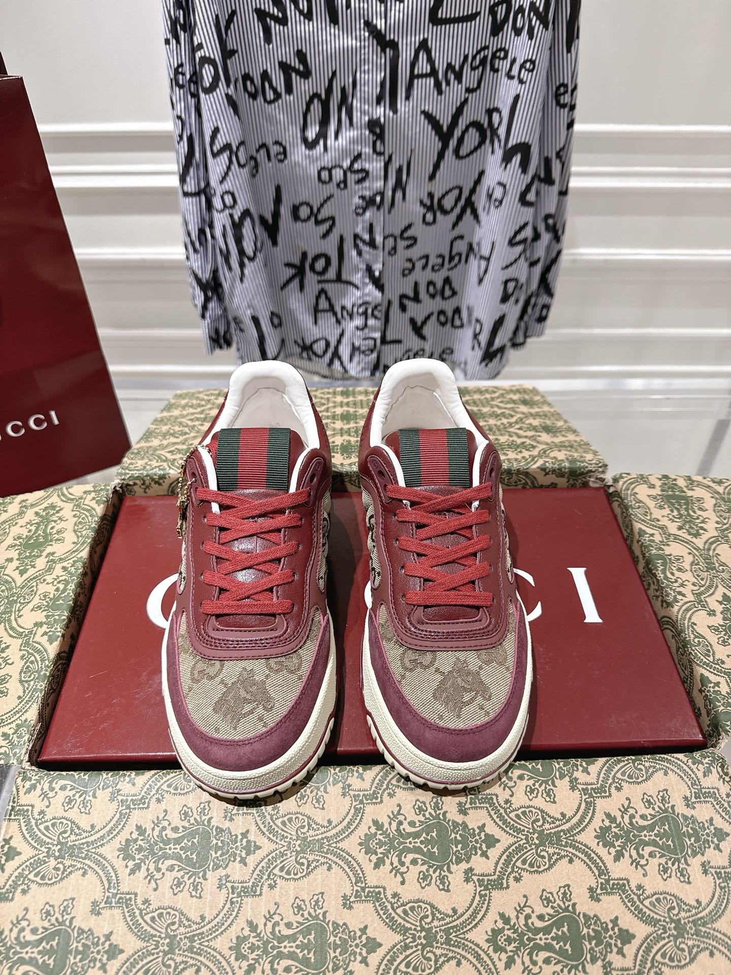 NO:707663,Gucci's new retro distressed sneakers, women's and men's 310, white shoes, sneakers, 25ss latest color matching, the original version purchased at the counter is made one to one. All details and materials are the same as what you buy at the counter. Exclusive original material, upper layer of cowhide, 4cm, original two-color thick sole  Size: 35-45 (40 for women and 45 for men, custom-made and non-returnable) Distribution counter airline box packaging, casual shoes/sports shoes, gucci, sneakers, cowhide19860909Gucci新款 复古做旧效果运动鞋 女男310 小白鞋 板鞋 25ss最新配色 专柜购买原版一比一打造 所有细节 材料 全部跟你在专柜买到的都一样 独家原版材质,鞋面头层牛皮、4cm、原版双色厚底 码数:35-45（女40.男45定做不退换）配送专柜航空飞机盒包装,休闲鞋/运动鞋,gucci,sneakers,cowhide,Women's Shoes