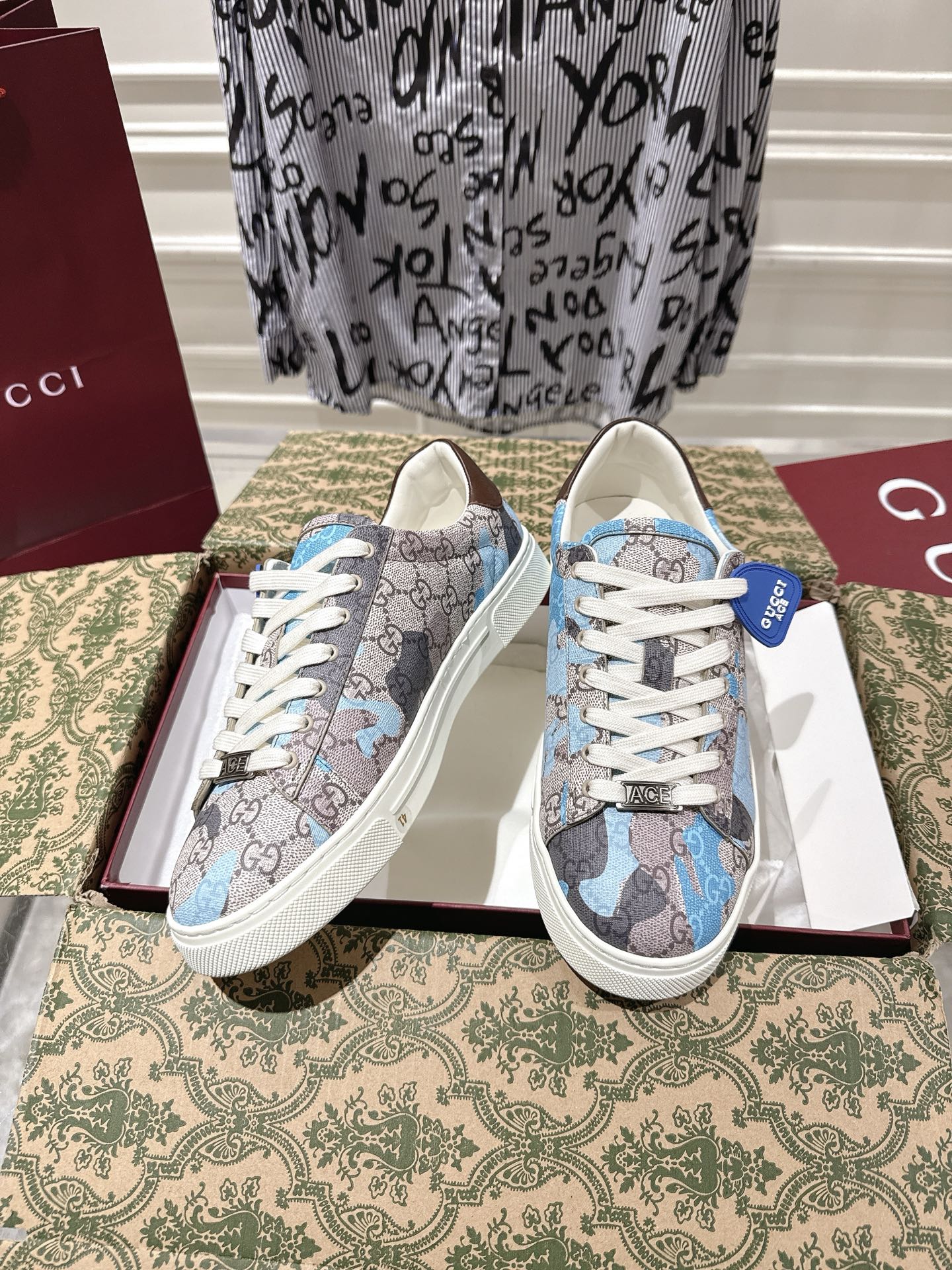 NO:706752,Gucci Gucci's latest Ace series Pro version white shoes. Original purchase and development. Ace series sports shoes continue the brand narrative, and ingenuity makes the main item. Exquisite packaging at the delivery counter. Fabric: original imported soft cowhide, original customized soft sheepskin lining, original open-molded TPU non-slip outsole, sole thickness 3CM Size: Men's 39-45 Women's custom-made, casual shoes/sports shoes, gucci, gucci, sneakers, cowhide, sheepskin19860909Gucci古驰最新Ace系列Pro版小白鞋 原版购入开发 Ace系列运动鞋延续品牌叙事,匠心成就主打单品. 配送专柜精美包装 面料:原版进口柔软牛皮 内里原版定制柔软羊皮 鞋底原版开模TPU防滑大底 底厚3CM Size: 男款39-45 女款定做,休闲鞋/运动鞋,gucci,gucci,sneakers,cowhide,sheepskin,Women's Shoes