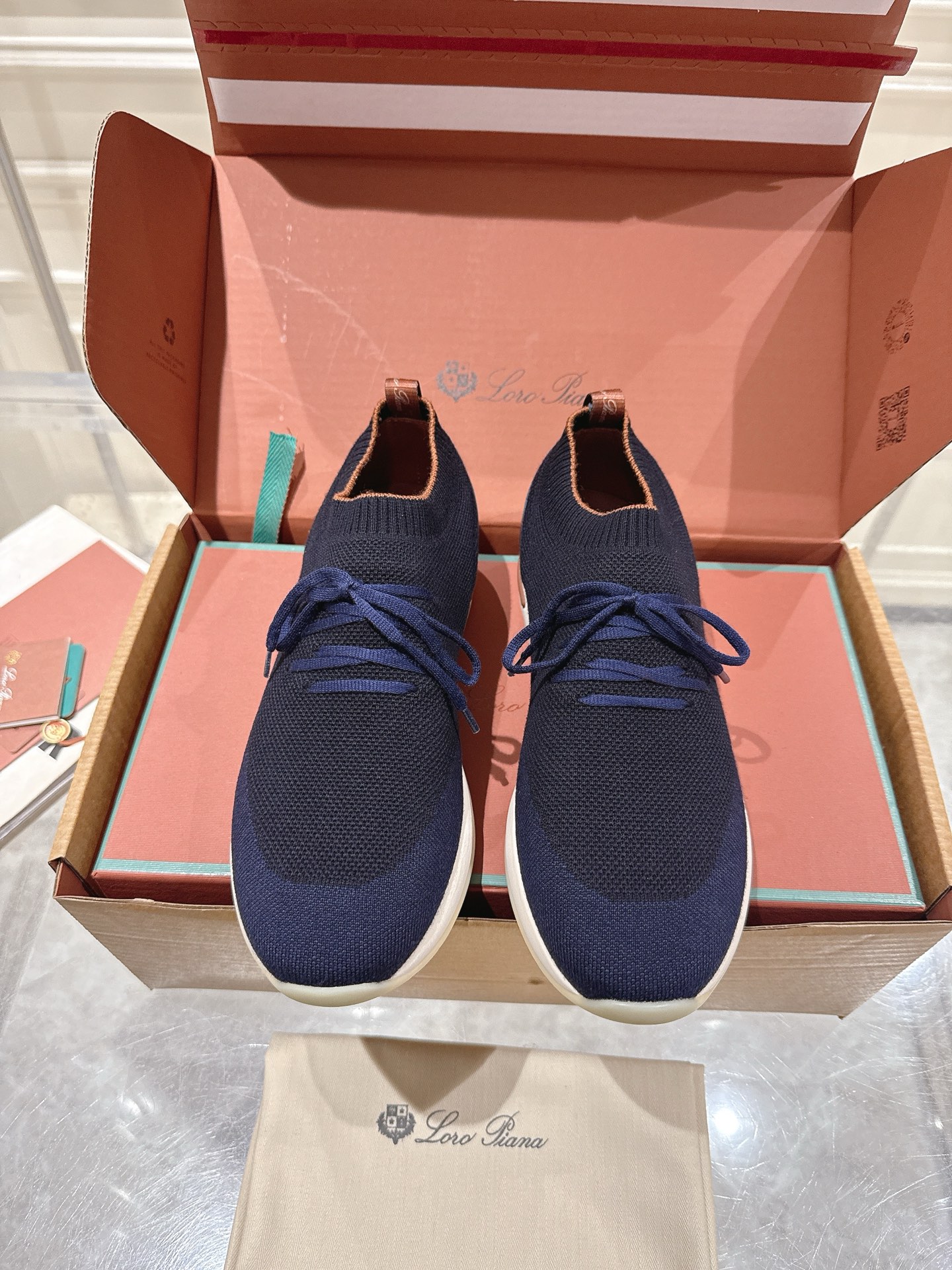 NO:749280,Out Premium Airplane Box Edition LoroPiana 360 Flexy Walk Men's Sneakers This sneaker's upper is expertly crafted from Wish knitted wool. It's lightweight and comfortable, perfect for relaxing. Wish is a very fine wool sourced from Merino sheep in Australia and New Zealand. The upper is made on a loom like a sweater and is then fitted with a lightweight sole. Ribbed elastic collar with Kummel trim White outsole with Kummel  Color sole with repeating Loro Piana initials Kummel color pull tab with Loro Piana logo Tonal cow leather details Nappa leather insole Top or upper wool Size 39-45, casual shoes/sneakers, loro piana,sneakers,sweaters,cowhide19860909出 顶级飞机盒版本 LoroPiana 360 Flexy Walk 男士运动鞋 这款运动鞋鞋面采用 Wish 针织羊毛以专门工艺制成.轻盈舒适,非常适合休闲放松时穿着. Wish是一种非常精细的羊毛,精选自澳大利亚和新西兰的美利奴羊. 鞋面像毛衣一样在织布机上制成,随后配以轻便鞋底.罗纹松紧带鞋口搭配 Kummel 色饰边 白色鞋外底,配 Kummel 色鞋底,印有 Loro Piana 首字母缩写重复图案 Kummel 色提拉环带有 Loro Piana 标识 同色牛皮革细节 纳巴牛皮革内底 上装或鞋面羊毛 码数39～45,休闲鞋/运动鞋,loro piana,sneakers,sweaters,cowhide,Women's Shoes