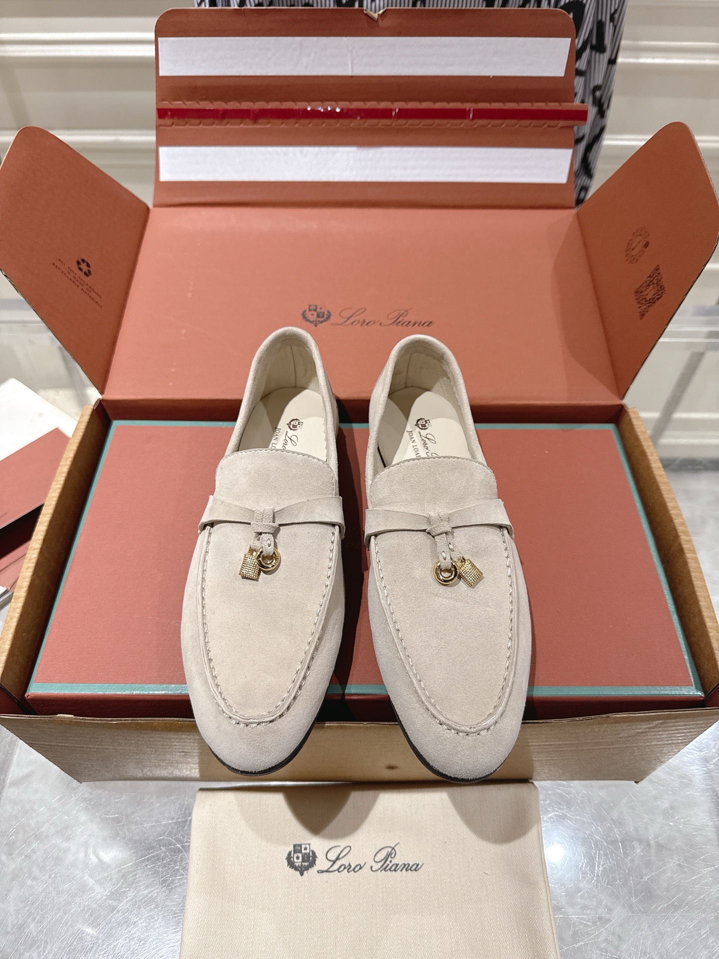 NO:749270,Couple style for women and men, top-notch airplane box packaging. New model of Loro Piana Joan pendant loafers for women is on the market. Joan loafers combine subtle elegance with practicality and versatility. They can be used in daily life in the city or in wider life scenes. Inspired by the brand's iconic Summer Charms style, they are crafted from Luxury Suede, which is as soft and delicate as velvet. The upper straps are embellished with hanging elements to interpret unique iconic details.  The upper is imported chrome-free tanned cowhide, super soft and environmentally friendly, the lining is imported calfskin, foot-padding cowhide, original TPU molded outsole, the fabric is original molded cowhide, the lining is foot-padded sheepskin, the outsole is Italian genuine leather, Size35-45 (female 41 45 custom-made, non-returnable), casual shoes/sports shoes, loro piana, loafers, sneakers, cowhide, sheepskin, Leather soles19860909情侣款女,男 顶级飞机盒包装. Loro Piana Joan女士吊坠款乐乐福鞋新款上市 Joan乐福鞋兼具含蓄优雅风格与实用百搭性能,无论在都市日常或更广阔的生活场景,皆游刃有余.汲取品牌标志性Summer Charms款式的灵感,采用如天鹅绒般柔软细腻的Luxury Suede精制而成,鞋面饰带点缀挂饰元素,演绎独特的标志性细节. 鞋面进口无铬鞣胎牛皮,超柔软且环保,内里进口小牛皮,垫脚牛皮,原版TPU模具大底 面料原版开模胎牛绒 内里垫脚羊皮 大底意大利真皮大底 Size35-45(女41 45订做不退换）,休闲鞋/运动鞋,loro piana,loafers,sneakers,cowhide,sheepskin,Leather soles,Women's Shoes