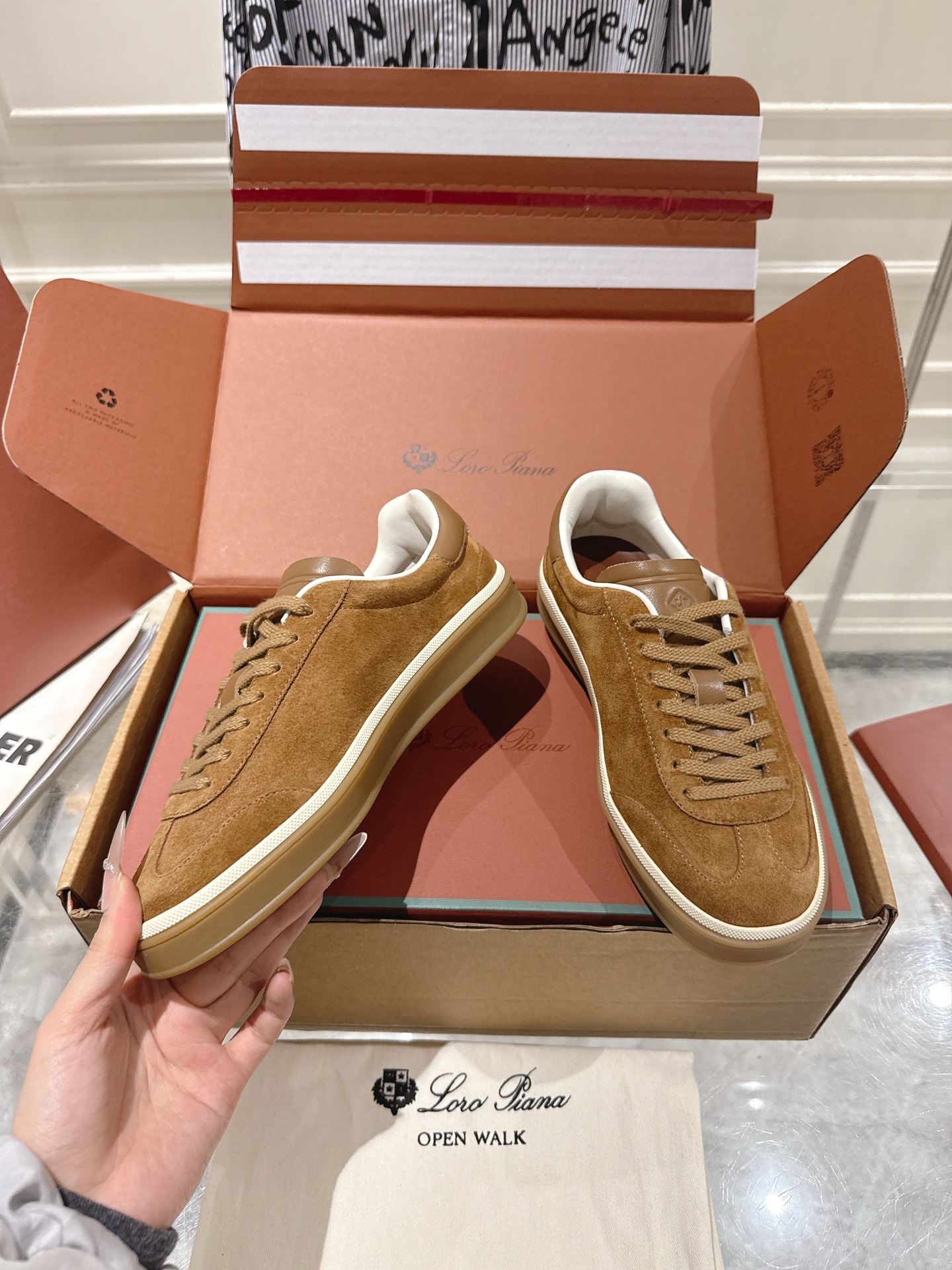 NO:759005,Loropiana Tennis Walk These Tennis Walk sneakers are crafted from grained calf leather for a refined, versatile design that's perfect for year-round wear. The shoe features an ultra-low-top design with a caramel cup sole and off-white rubber edging for a unique double-sole look. The Kummel-toned heel insert is also eye-catching. Kummel-colored inserts at the heel, LP logo embossed on the tongue, cotton lace-up closure, and original rubber sole  Material cowhide/cow suede, code number 35-44 (female 41, male 38.45, customized, non-refundable), casual shoes/sports shoes, loro piana, loro piana, sneakers, cowhide19860909Loropiana Tennis Walk 德训运动鞋 这款Tennis Walk运动鞋采用粒面牛皮革制成,设计精致、灵活百搭,适合全年穿着.这款鞋履采用超低帮设计,搭配焦糖色杯型鞋底和米白色橡胶包边,呈现独特的双层鞋底视觉效果.Kummel色调鞋跟嵌饰也十分引人注目.鞋跟处饰有Kummel色嵌饰,鞋舌压印LP徽标,棉质系带开合,原版橡胶鞋底 材料牛皮/牛反绒 码数35-44（女41男38.45定制不退换）,休闲鞋/运动鞋,loro piana,loro piana,sneakers,cowhide,Women's Shoes