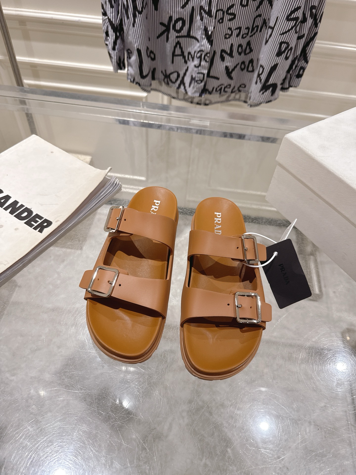 NO:749294,Prada26ss early spring new classic double-button sandals and beach slippers, whether worn with casual pants or dresses, can instantly unlock the relaxed atmosphere. The minimalist silhouette reshapes the relaxed feeling in summer. The double-strap design is neat and elegant, which not only ensures stable support for the foot, but also modifies the foot shape through line segmentation; thick-soled rubber outsole adopts non-slip texture. Upper cowhide, lining sheepskin, sole original molded non-slip rubber sole, increased by 2CM  Size 35-41 (40 and 41 can be customized and non-returnable), slippers, prada, slippers, skirts, cowhide, sheepskin19860909Prada26ss 早春新款经典双扣凉拖沙滩拖鞋 无论是搭配休闲裤还是连衣裙,都能瞬间解锁松弛氛围感.极简轮廓,重塑夏日松弛感.双带设计利落大气,既保证了足部的稳定支撑,又通过线条分割修饰脚型；厚底橡胶大底采用防滑纹理. 鞋面牛皮 内里羊皮 鞋底原版开模防滑橡胶底 增高2CM 码数35-41（40、41可定做不退换）,拖鞋,prada,slippers,skirts,cowhide,sheepskin,Women's Shoes