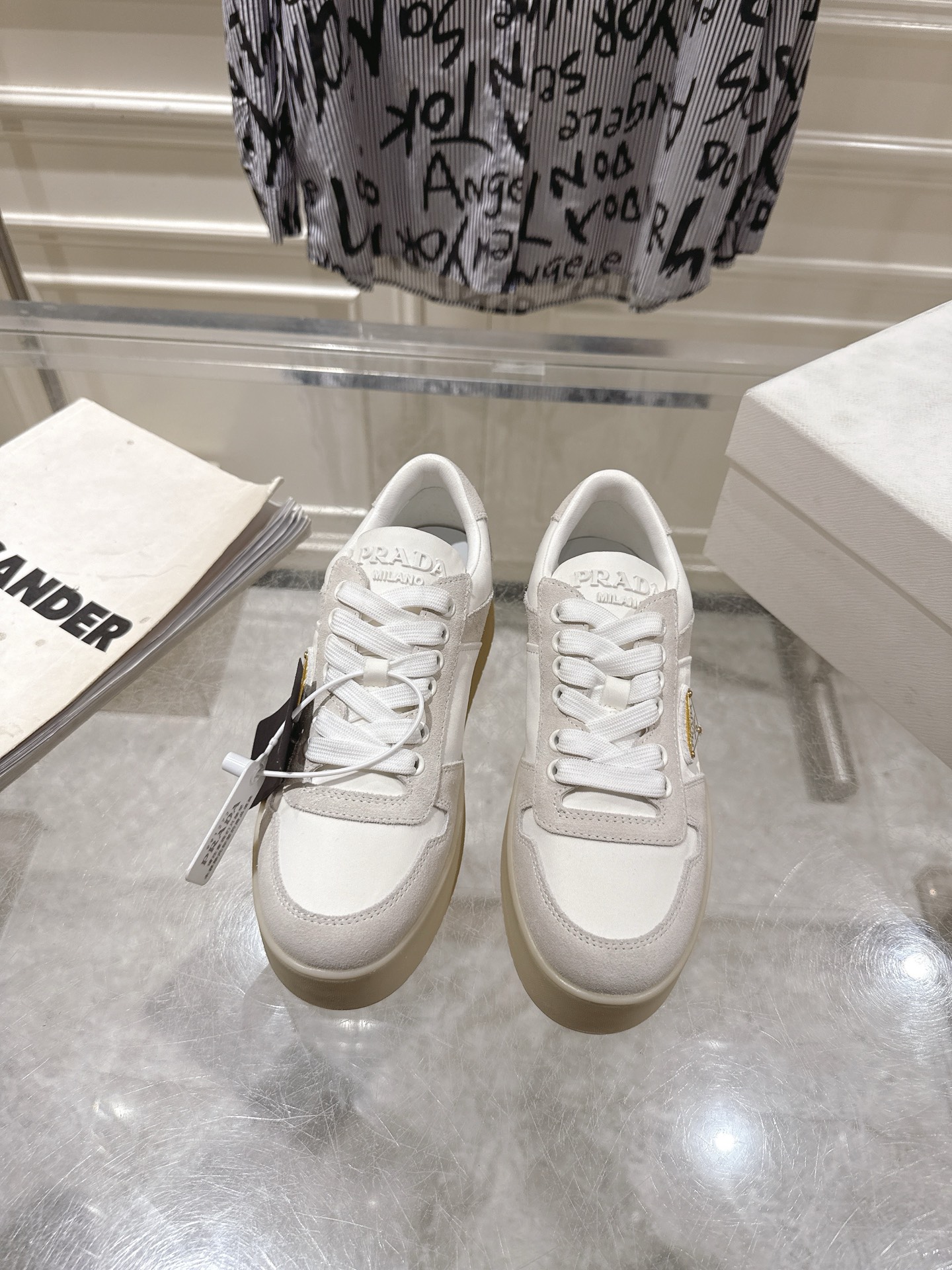 NO:749299,Prada 26Fw spring new triangle logo letter buckle thick-soled casual sneakers moral training shoes. This sneaker is made of perforated leather. The tongue, lightweight rubber sole and ankle are decorated with various reinterpretation elements of the Prada logo. The iconic enameled triangle logo on the side is the most eye-catching. Suede and smooth leather are stitched in contrasting colors, with a good sense of detail. Triangle logo embellishment, simple and advanced!  The key is to make the upper legs look longer, easily elongating the legs and showing off the legs!  Upper cow suede + ski cloth, lining sheepskin, heel height 5cm, sole two-color TPU infused sole, size 35-39 (40.41 custom made, non-refundable), casual shoes/sports shoes, prada, sneakers, sheepskin, chamois leather19860909Prada 26Fw春季新款三角标字母扣厚底休闲运动鞋德训鞋 这款运动鞋采用穿孔皮革打造.鞋舌、轻质橡胶鞋底和脚踝皆饰以Prada徽标的多种重释元素,侧面的标志性涂珐琅三角形徽标最为醒目.麂皮和光面皮拼接撞色,细节感跟好 三角标点缀,简单高级！关键上脚超显腿长,轻松拉长腿部显腿！ 鞋面牛反绒+滑雪布 内里羊皮 跟高5cm 鞋底双色TPU灌注鞋底 码数35-39（40.41定做不退换）,休闲鞋/运动鞋,prada,sneakers,sheepskin,chamois leather,Women's Shoes