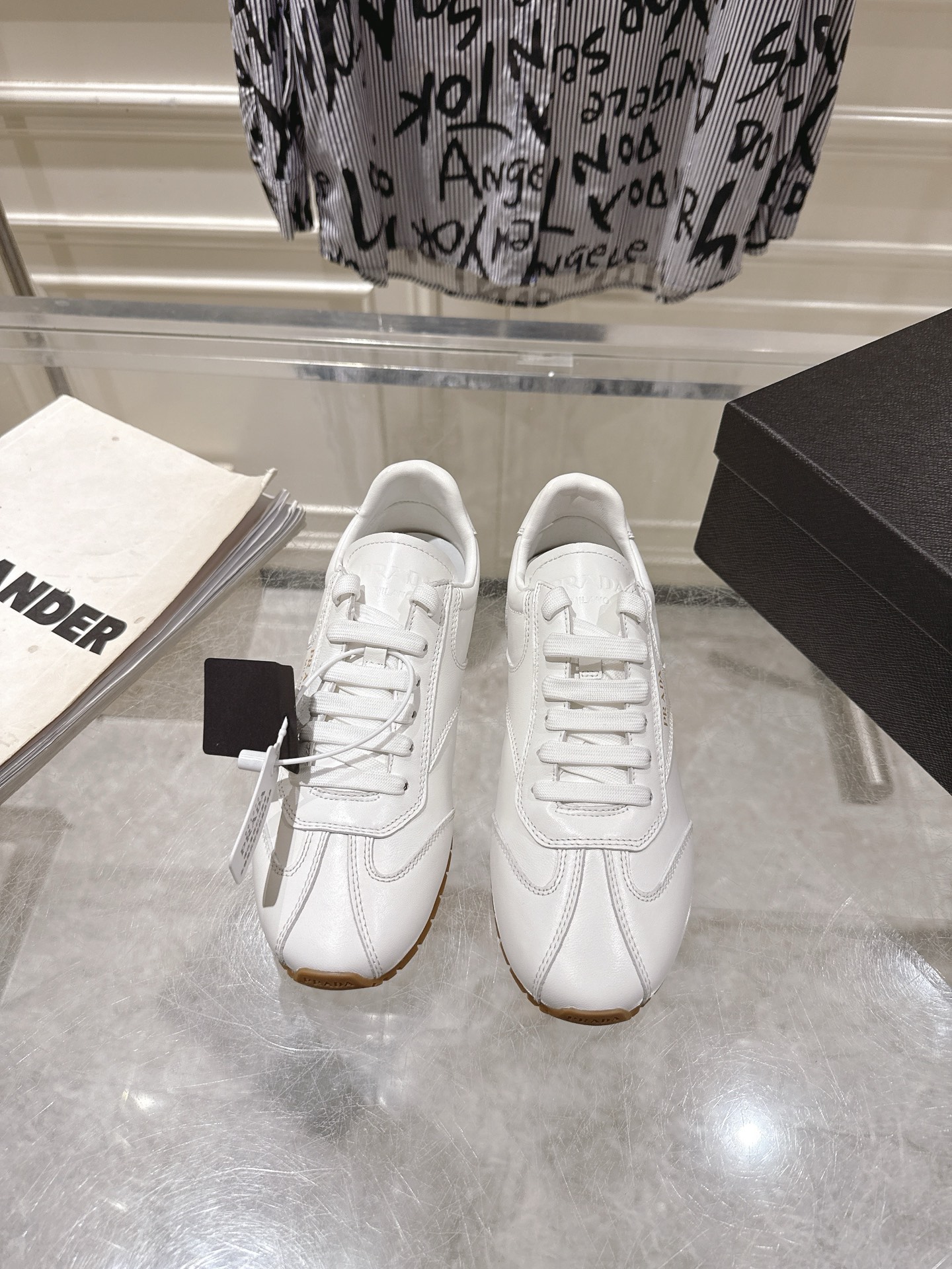 NO:749289,Prada 26Fw new spring and summer suede cow leather sports shoes, retro moral training shoes, lace-up casual sports shoes, the upper is made of suede + ski cloth, the lining is wrapped in sheepskin, the insole is thickened in lambskin, the shoe shape is full of wrapping, and the shoes make your legs look taller and longer!  Upper cow suede/ski cloth, inner padding sheepskin, sole original two-color TPU bottom, size 35-39 (40.41 customized, non-refundable), casual shoes/sports shoes, prada, sneakers, cowhide, sheepskin, chamois leather19860909Prada 26Fw春夏新款 绒面牛皮革运动鞋复古德训鞋系带休闲运动鞋 鞋面麂皮+滑雪服布组合而成,内里羊皮包裹,鞋垫加厚小羊皮, 鞋型包裹感十足,鞋,显高显大长腿！ 鞋面牛反绒/滑雪服布 内里垫脚羊皮 鞋底原版双色TPU底 码数35-39（40.41定做不退换）,休闲鞋/运动鞋,prada,sneakers,cowhide,sheepskin,chamois leather,Women's Shoes