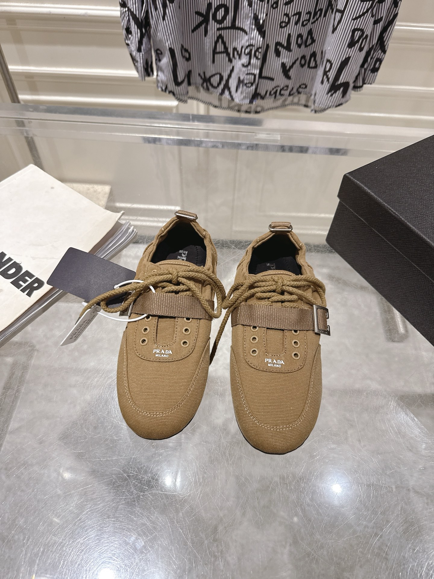 NO:749260,Prada 26Ss new spring and summer casual shoes, moral training shoes, Forrest shoes buckle canvas sneakers, made of canvas, with lightweight and thin rubber soles, decorated with embossed letter logo on the shoe collar. Military canvas upper, sheepskin lining, open molded TPU rubber outsole, size 35-39 (40.41 custom-made, non-refundable), casual shoes/sneakers, prada, sneakers, sheepskin19860909Prada 26Ss春夏新款休闲鞋德训鞋阿甘鞋搭扣帆布运动鞋 选用帆布打造,搭配轻便纤薄的橡胶鞋底,鞋口饰有压花字母徽标. 鞋面军工帆布 内里垫脚羊皮 鞋底开模TPU橡胶大底 码数35-39（40.41定做不退换）,休闲鞋/运动鞋,prada,sneakers,sheepskin,Women's Shoes