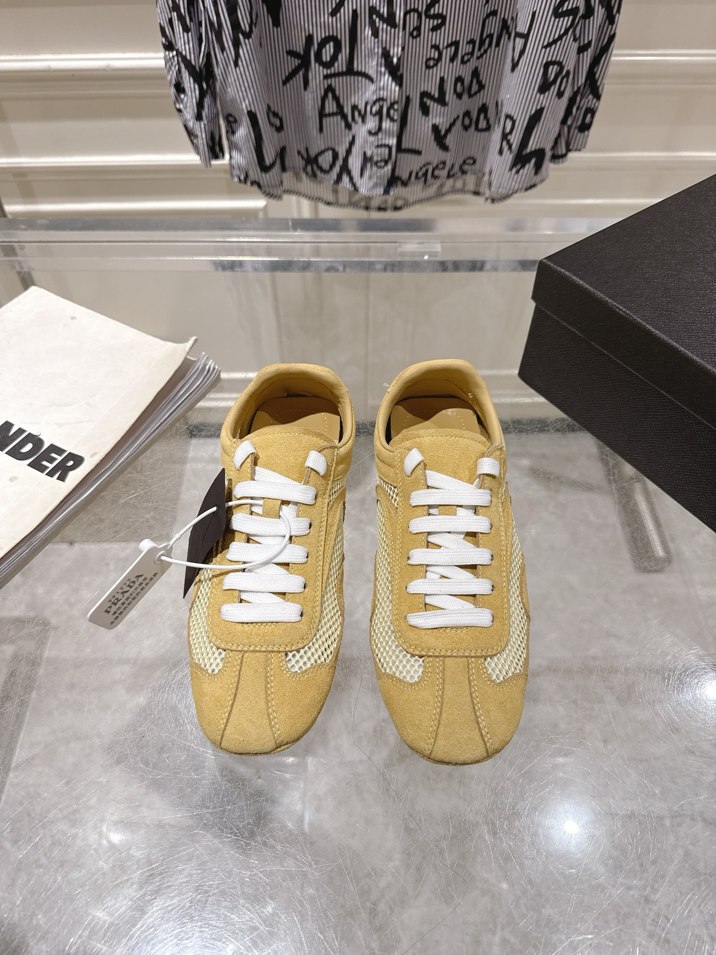 NO:749265,Prada26Fw Spring and Summer New Suede Calf Leather Mesh Sneakers Retro Moral Shoes Suede Calf Leather and Mesh Sneakers 2 The silhouette of this shoe is inspired by driving shoes and uses a deconstructed sole design to present a light appearance and smooth aesthetics. The upper is decorated with stitching. Lined. Screen printed Prada Milano logo. Flat laces. Light and flexible sole with obvious concave and convex patterns extending to 0.5 mm outside the upper. Upper suede/air layer mesh  Sheepskin lining, original molded rubber outsole, size 35-39 (40.41 custom-made, non-refundable), casual shoes/sports shoes, prada, sneakers, cowhide, sheepskin19860909Prada26Fw春夏新款 绒面牛皮革网面运动鞋复古德训鞋绒面牛皮革和网眼运动鞋 2这款鞋履的廓形灵感源自驾驶鞋,采用解构鞋底设计,呈现轻盈外观和流畅美学.鞋面配缝线装饰.带衬里.丝网印花Prada Milano徽标.扁平鞋带.轻便灵活的鞋底,具有明显的凹凸纹,延伸至鞋面外0.5毫米. 鞋面牛反绒/空气层网 内里垫脚羊皮 鞋底原版开模橡胶大底 码数35-39（40.41定做不退换）,休闲鞋/运动鞋,prada,sneakers,cowhide,sheepskin,Women's Shoes