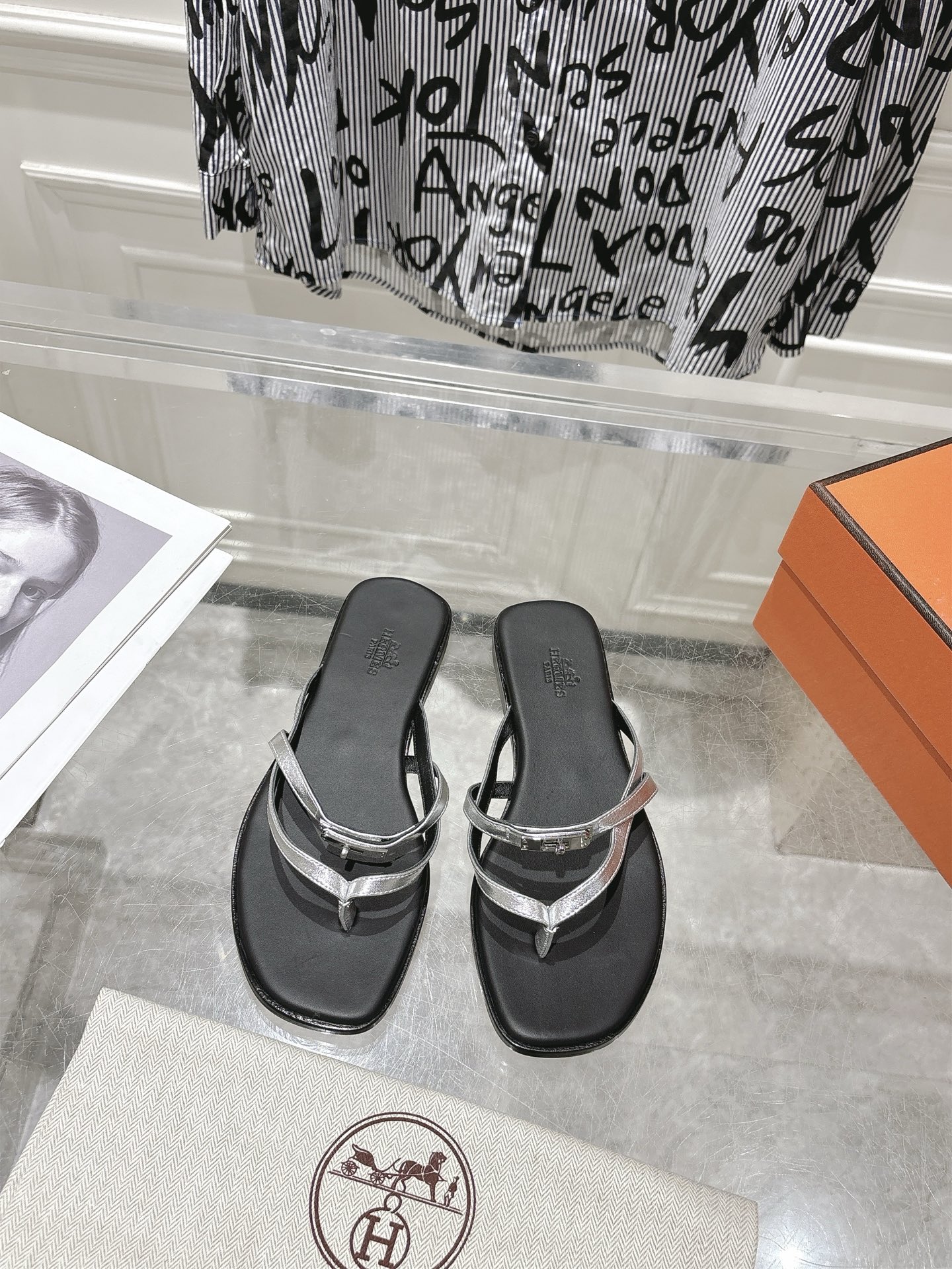 NO:758990,The top version of Hermes 26-year-old new Kelly buckle summer flat flip-flops with metal buckles embellish the shoe body, showing French elegance. The shoe body has neat lines, the connection between the metal buckle and the upper is natural and smooth, and the brand logo is only presented in a low-key embossed form on the footbed. The flip-flop design is matched with leather material, the upper foot is light and breathable, suitable for long-term wear in summer, and it will not chafe when worn barefoot. ①Suede upper ②Suede lining  ③Outsole Italian genuine leather outsole size 35-41 (40.41 customization is not returnable), split-toe shoes, hermes, slippers, sheepskin, Leather soles19860909顶级版本 Hermes 26年 新款Kelly扣夏季平底夹脚人字拖拖鞋 带金属扣点缀鞋身,尽显法式优雅.鞋身车线工整,金属扣与鞋面的衔接自然流畅,品牌标识仅以压印形式低调呈现于鞋床. 夹脚设计与皮革材质搭配,上脚轻盈透气,适合夏季长时间穿着,赤脚穿也不会磨脚. ①鞋面小山羊皮 ②内里小山羊皮 ③大底意大利真皮大底 size35-41（40.41定制不退换）,分趾鞋,hermes,slippers,sheepskin,Leather soles,Women's Shoes